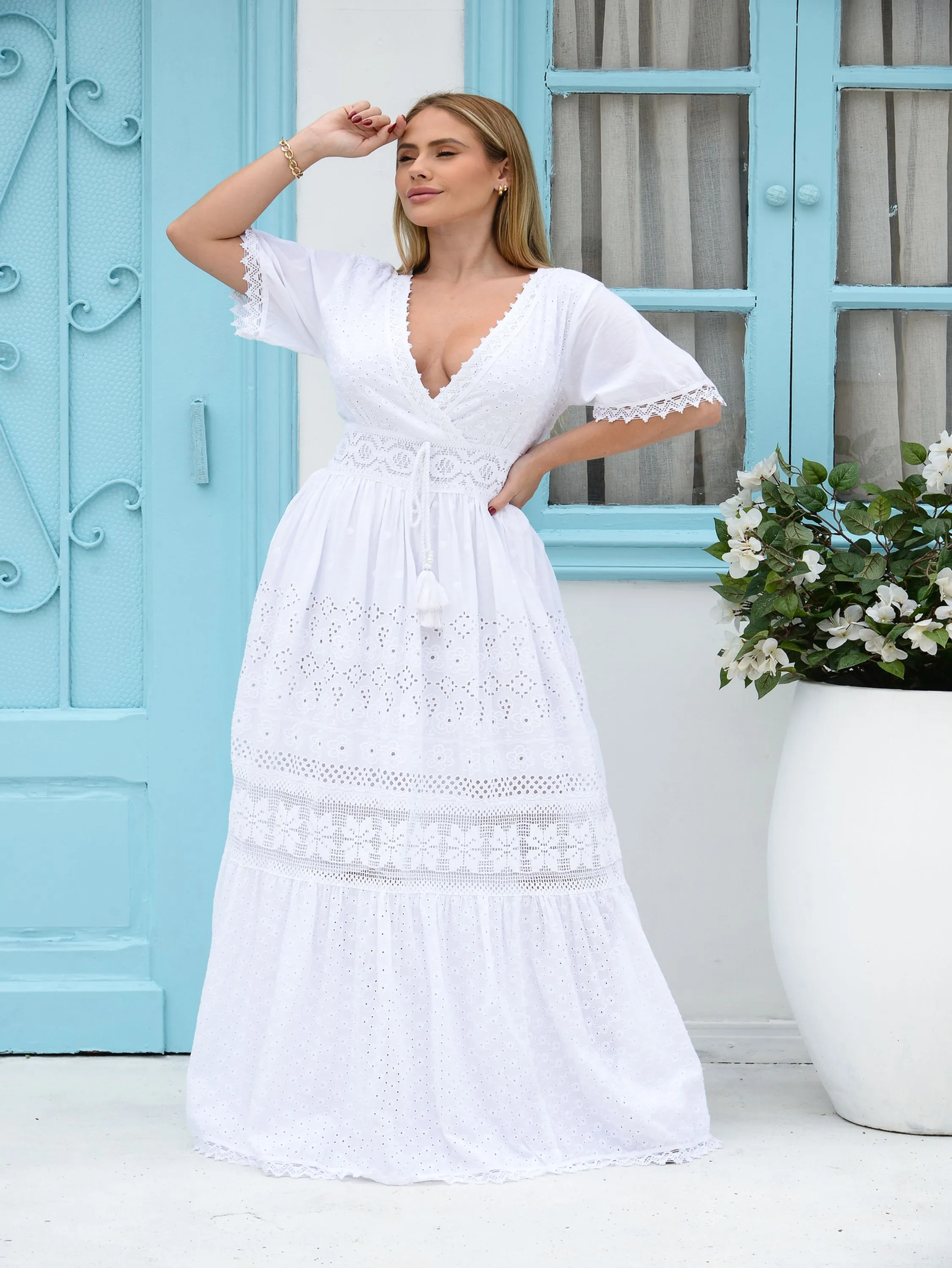 Vestido Longo Branco em Laise com Manga e Decote V