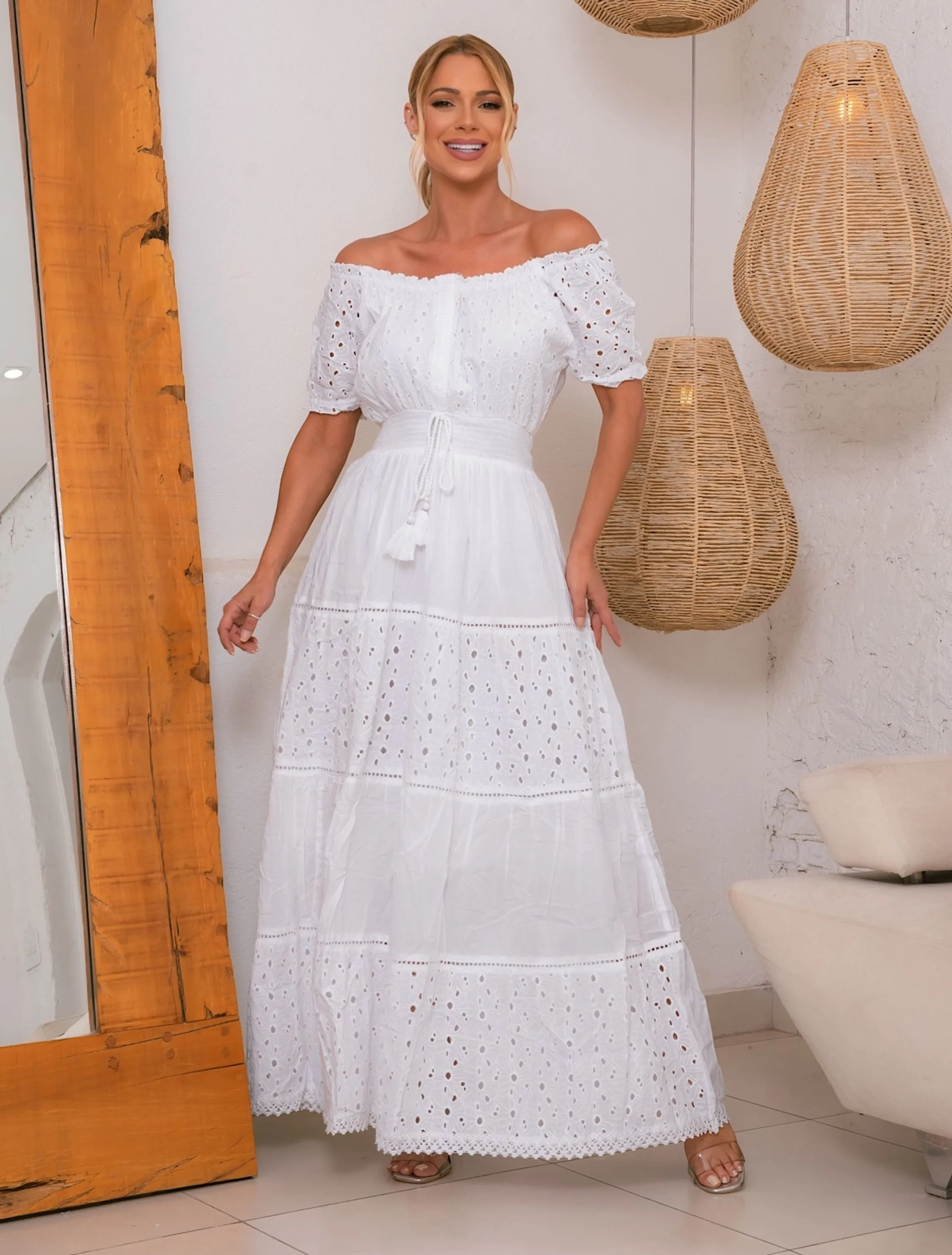 Vestido Longo Branco em Laise com Manga Curta e Decote V