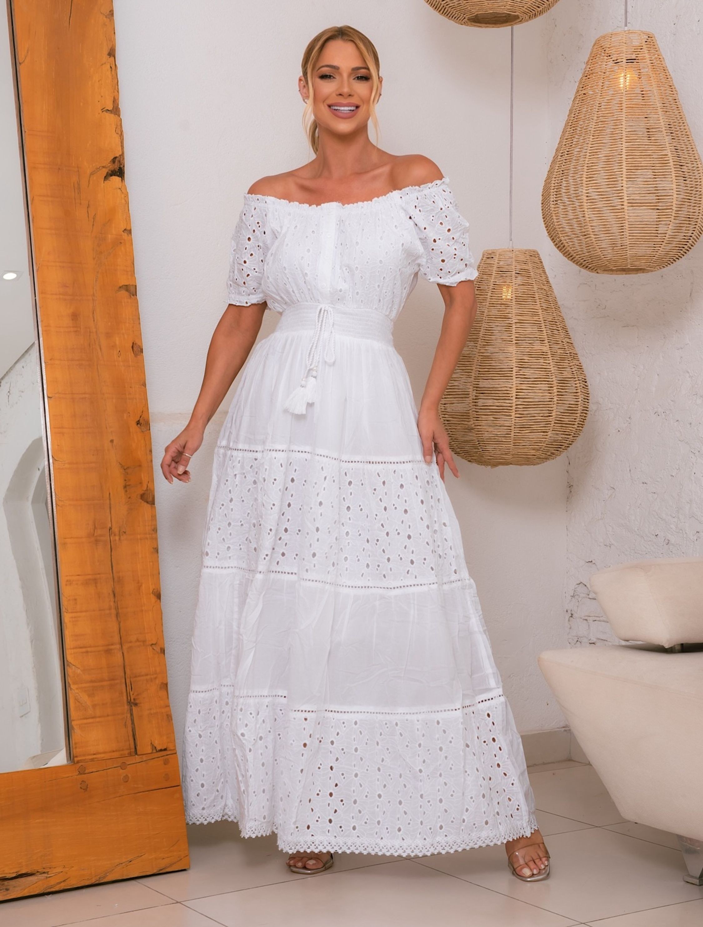 Vestido Longo Branco em Laise com Manga Curta e Decote V