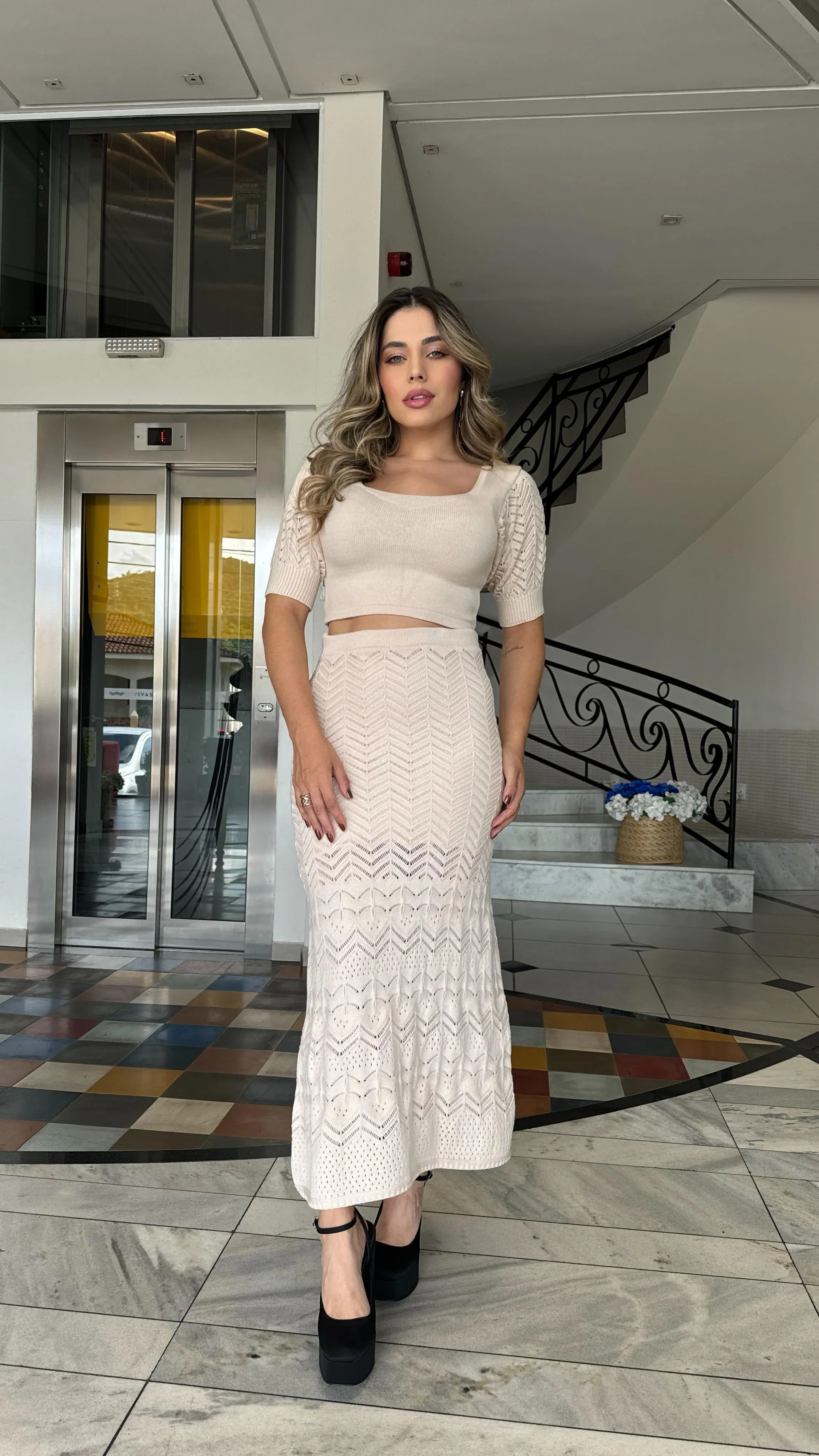 Conjunto Tricô Blusa Manga Curta + Saia Longa Rendada