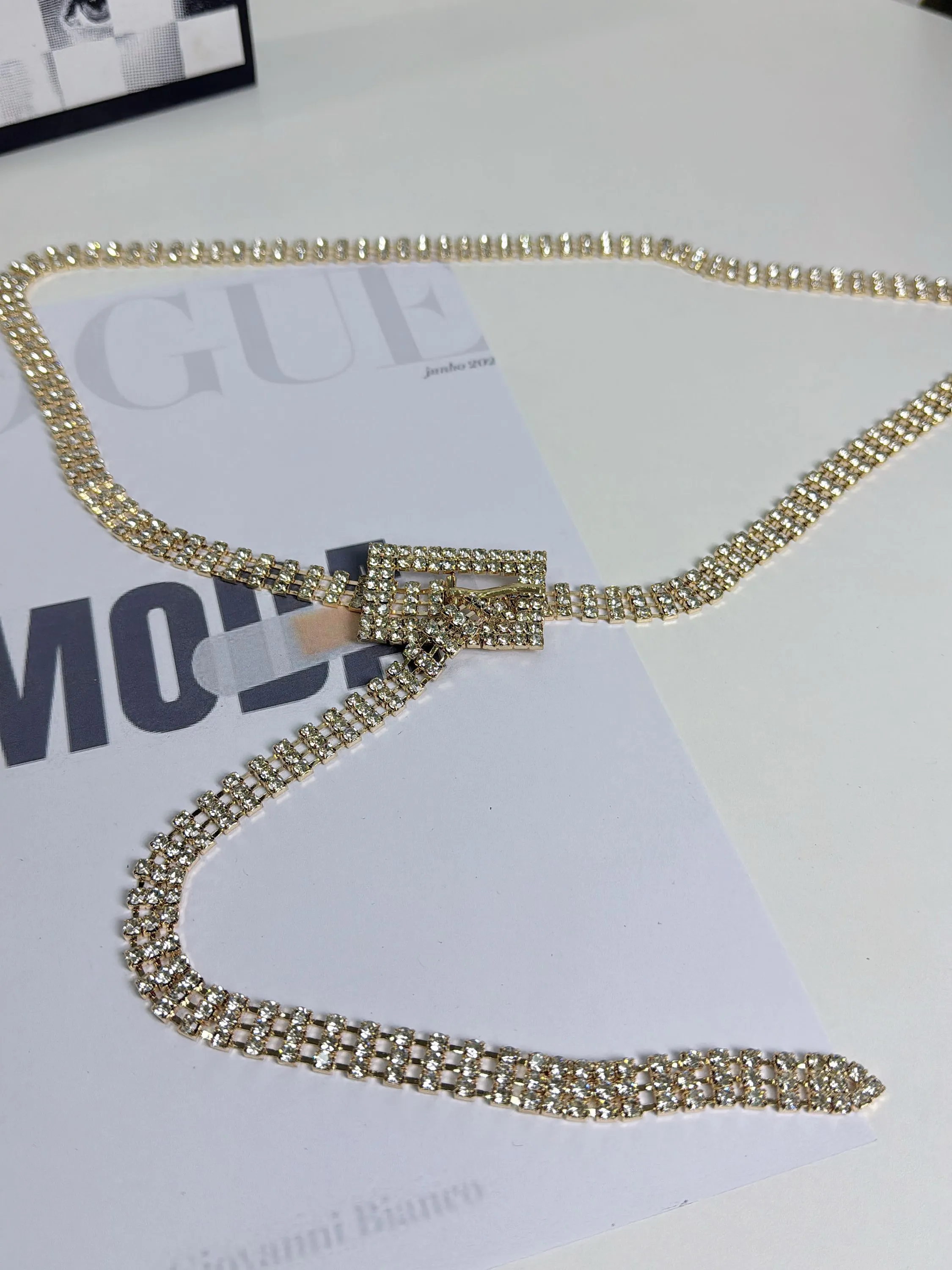 Cinto feminino de verão com três fileiras de diamantes