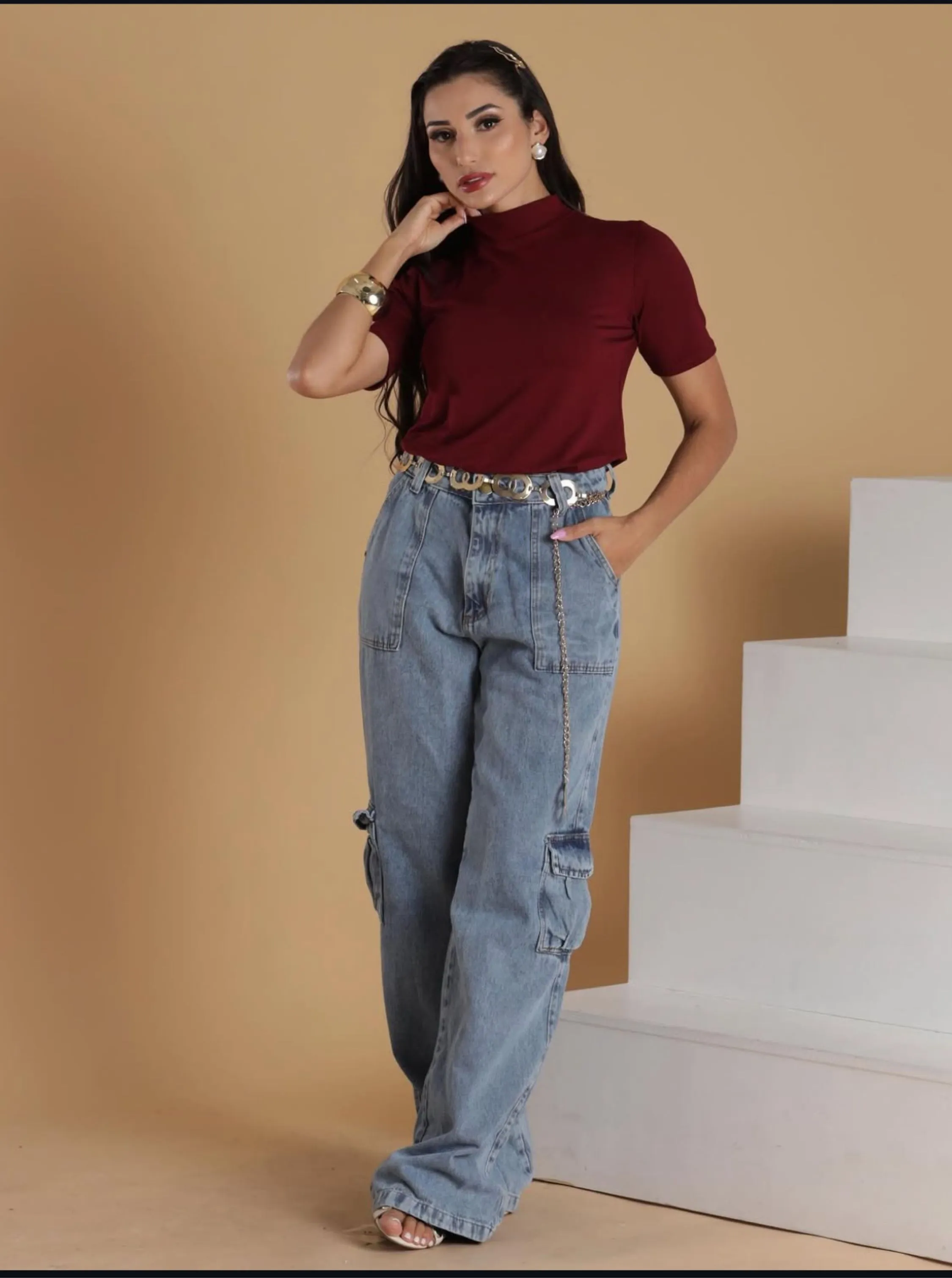 Blusa Casual De Gola Alta Com Grande Acabamento.