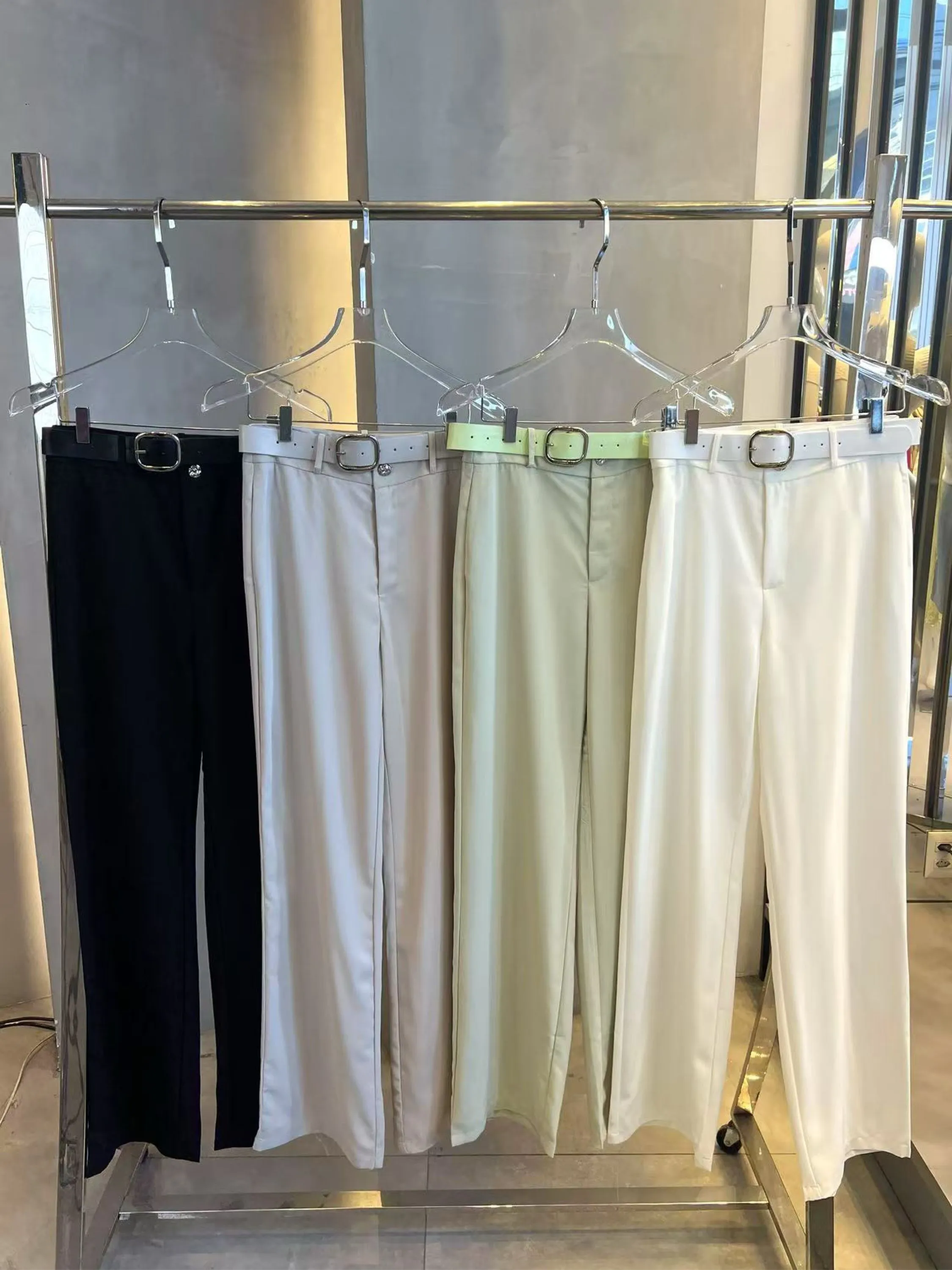 Calça com cinto
