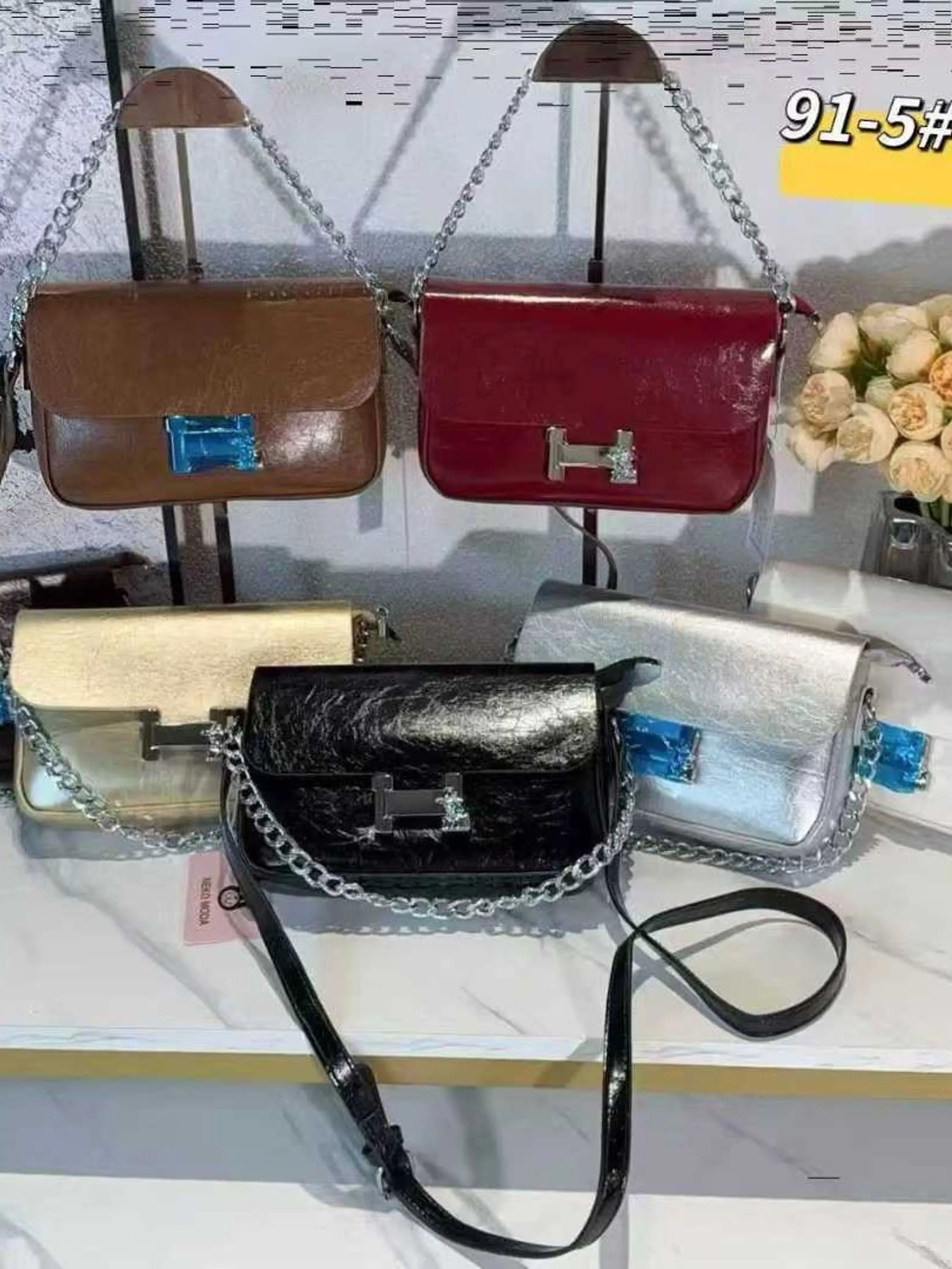 Bolsa tiracolo com corrente