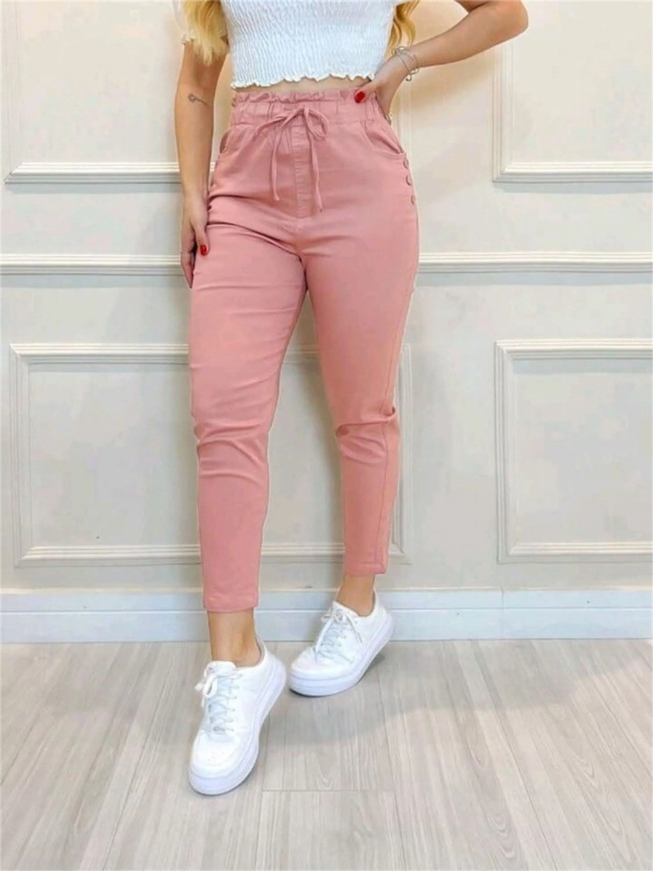 Calça feminina de Sarja com botão com bolsa