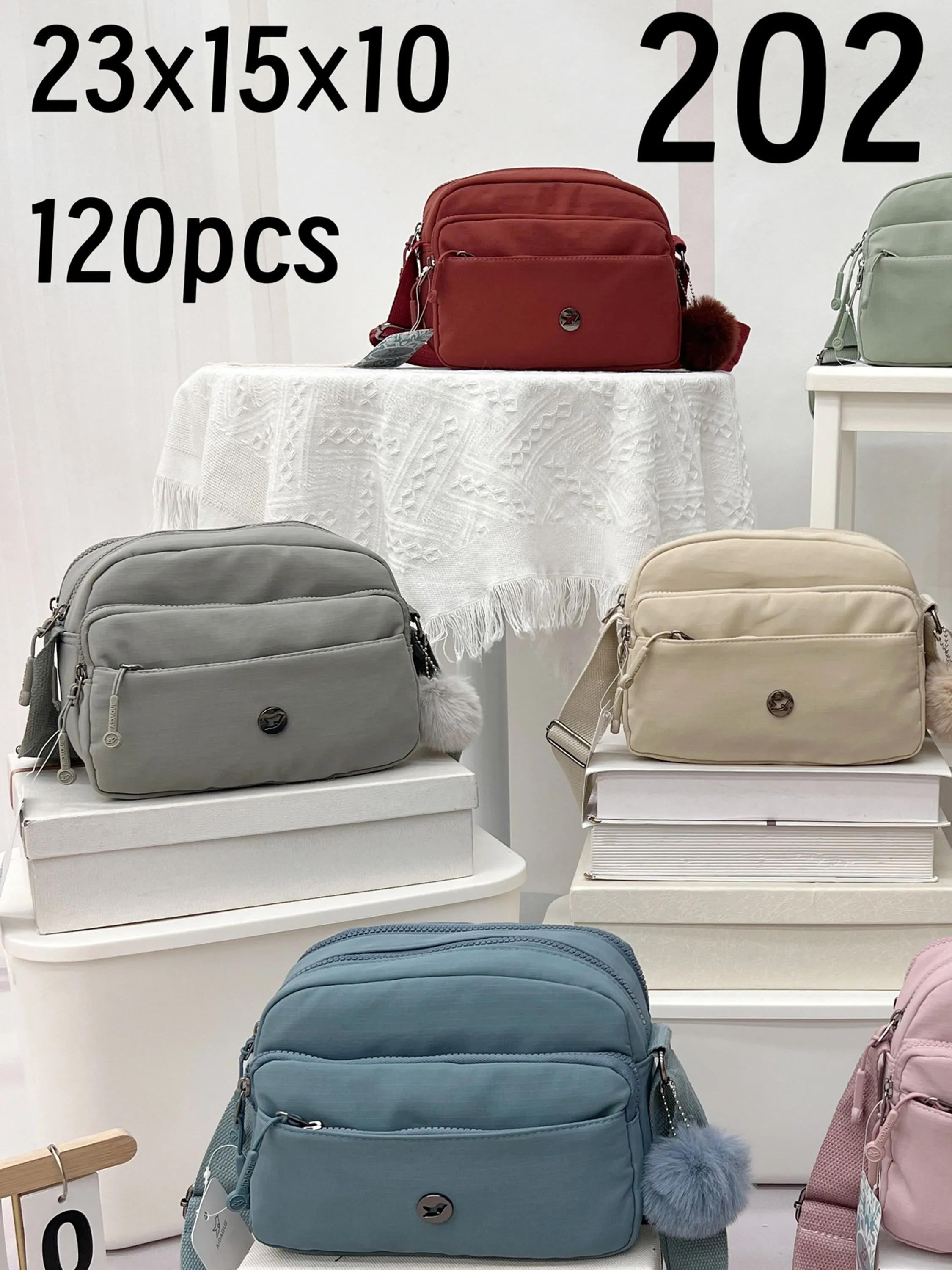 Bolsa tactel impermeável com chaveiro pompom - 202