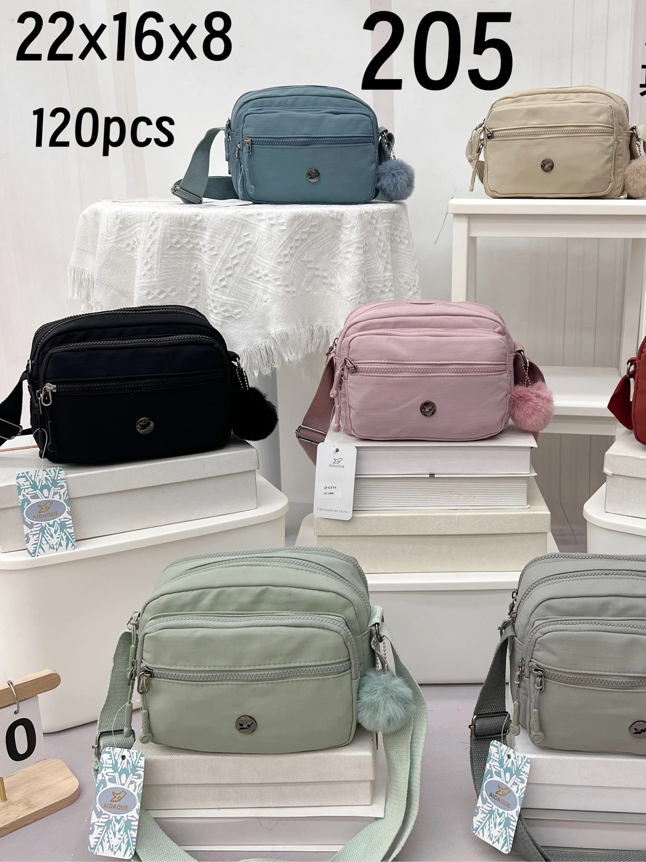 Bolsa tactel impermeável com chaveiro pompom - 205