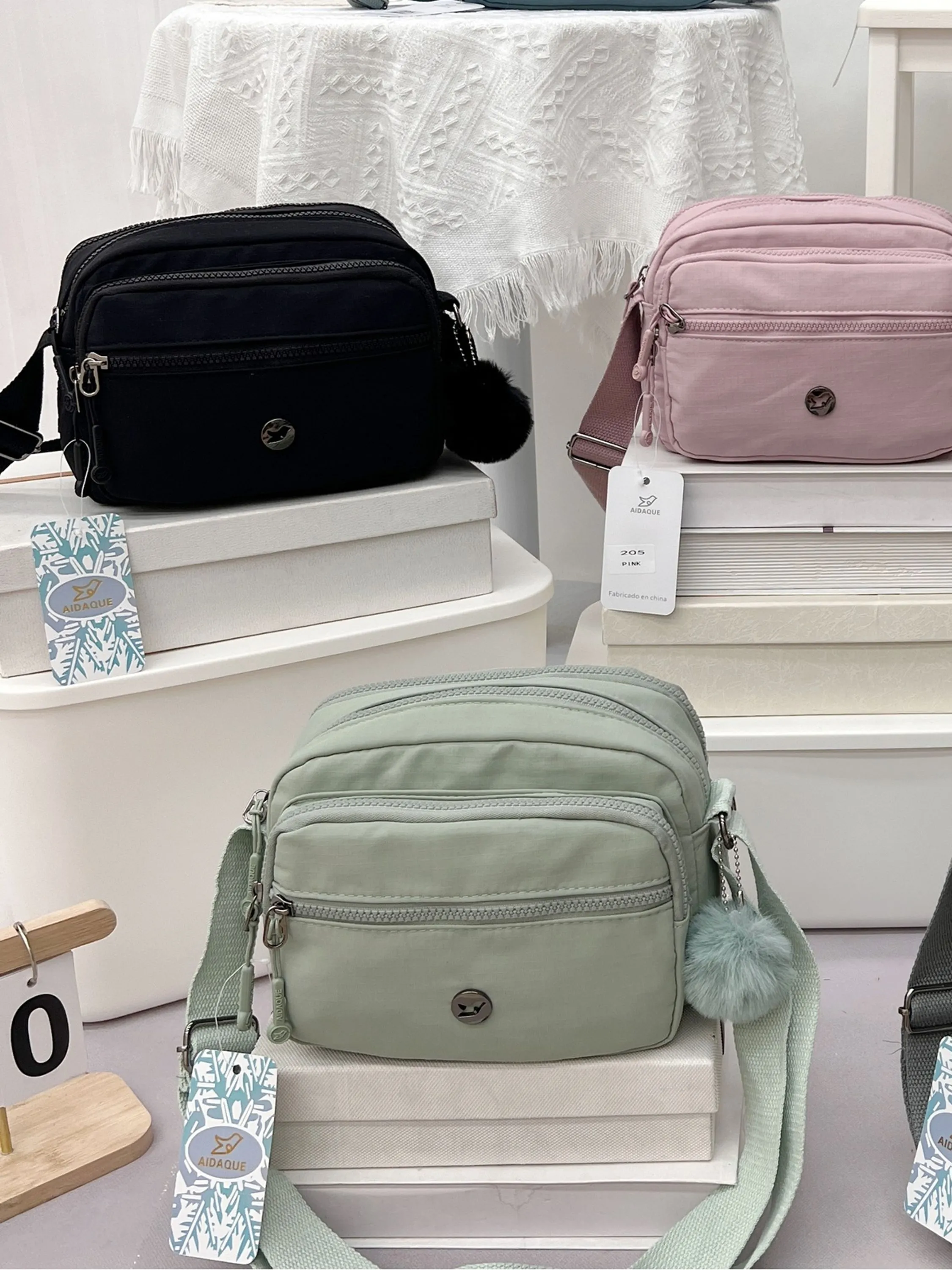 Bolsa tactel impermeável com chaveiro pompom - 205