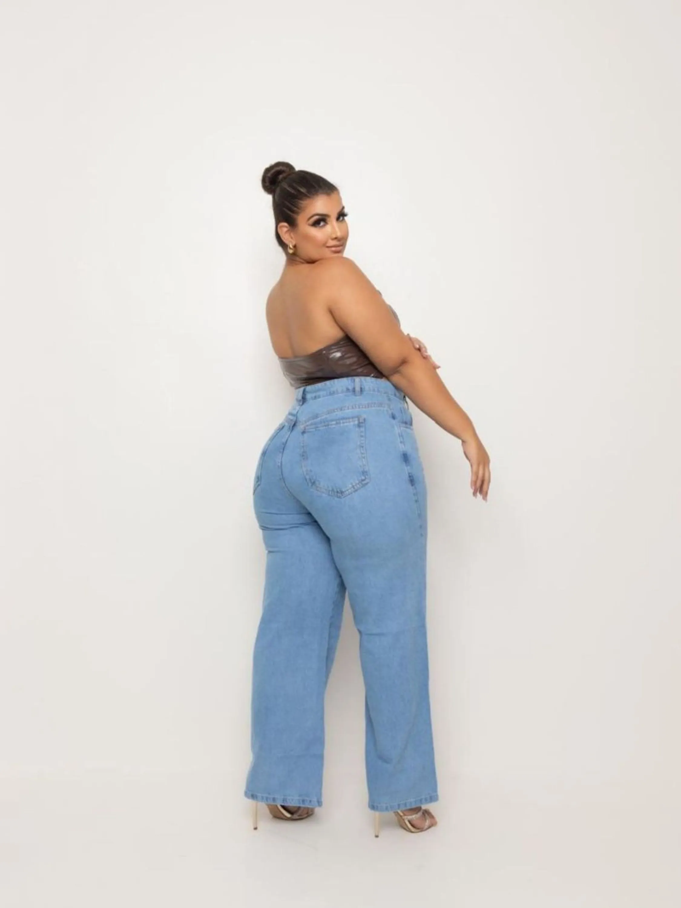 Calça Jeans Feminina Plus Size Cintura Alta Wideleg