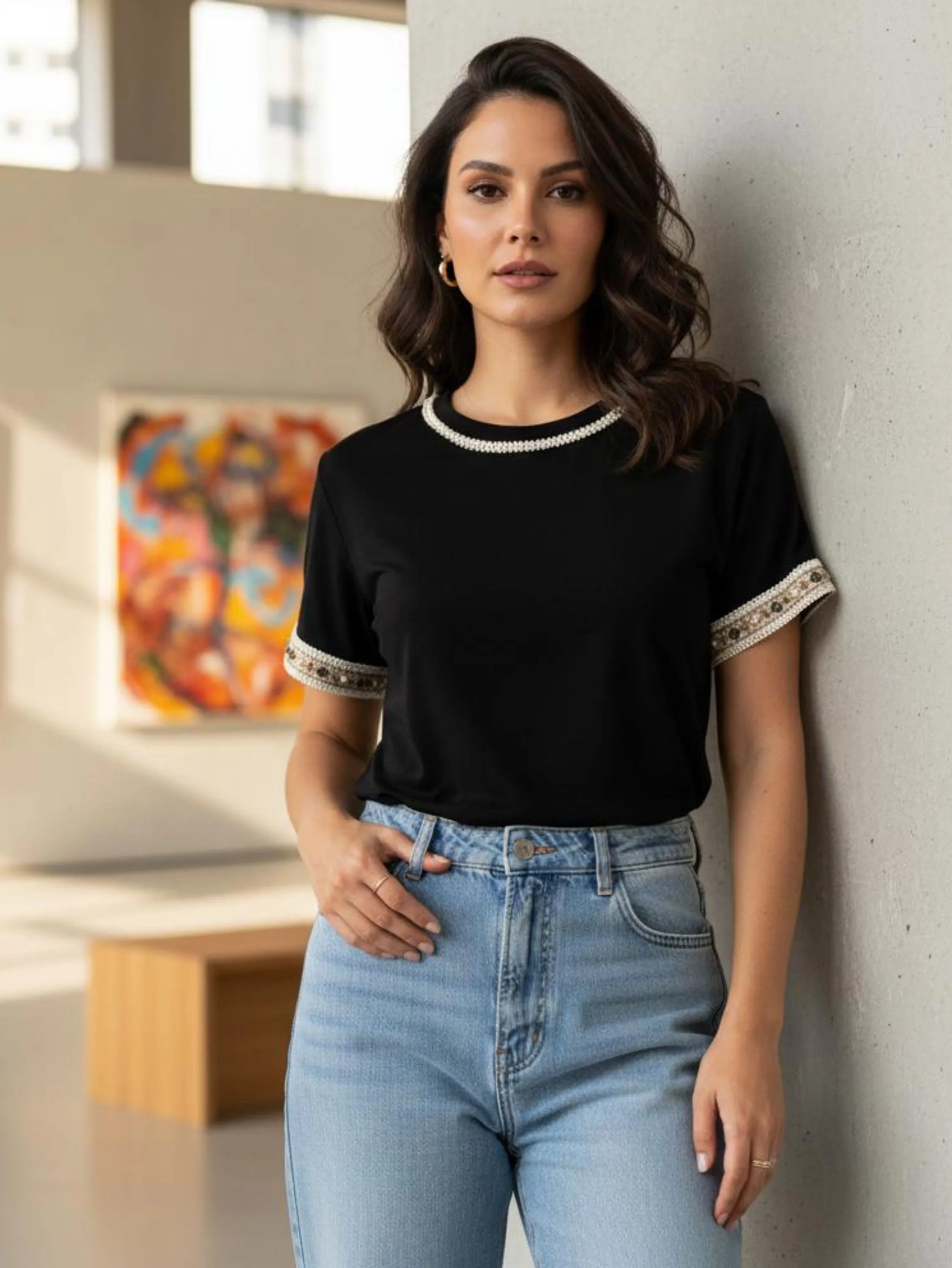 Camisa feminina manga curta trabalhada