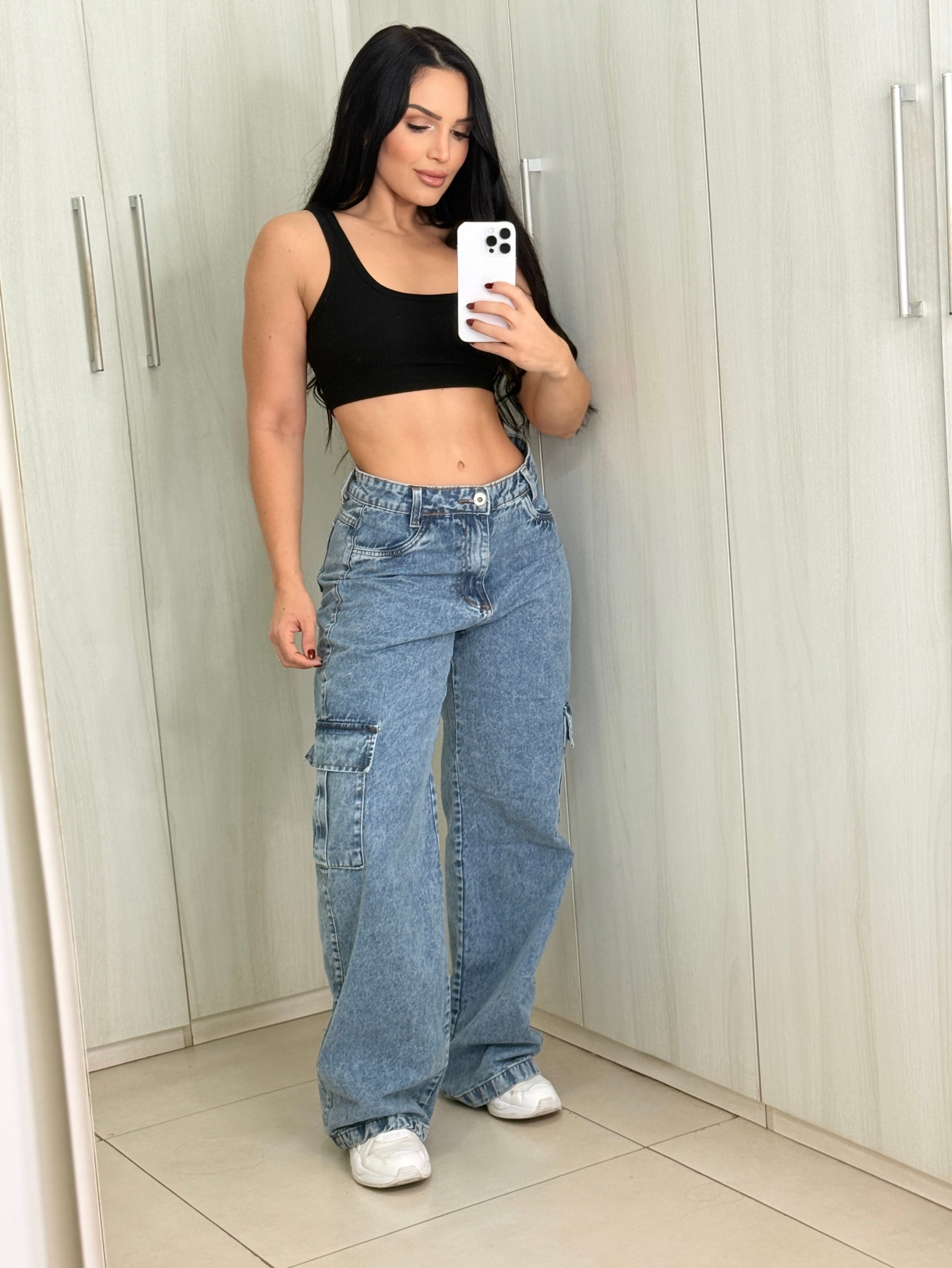 Calça cargo jeans feminina cintura alta bolso lateral