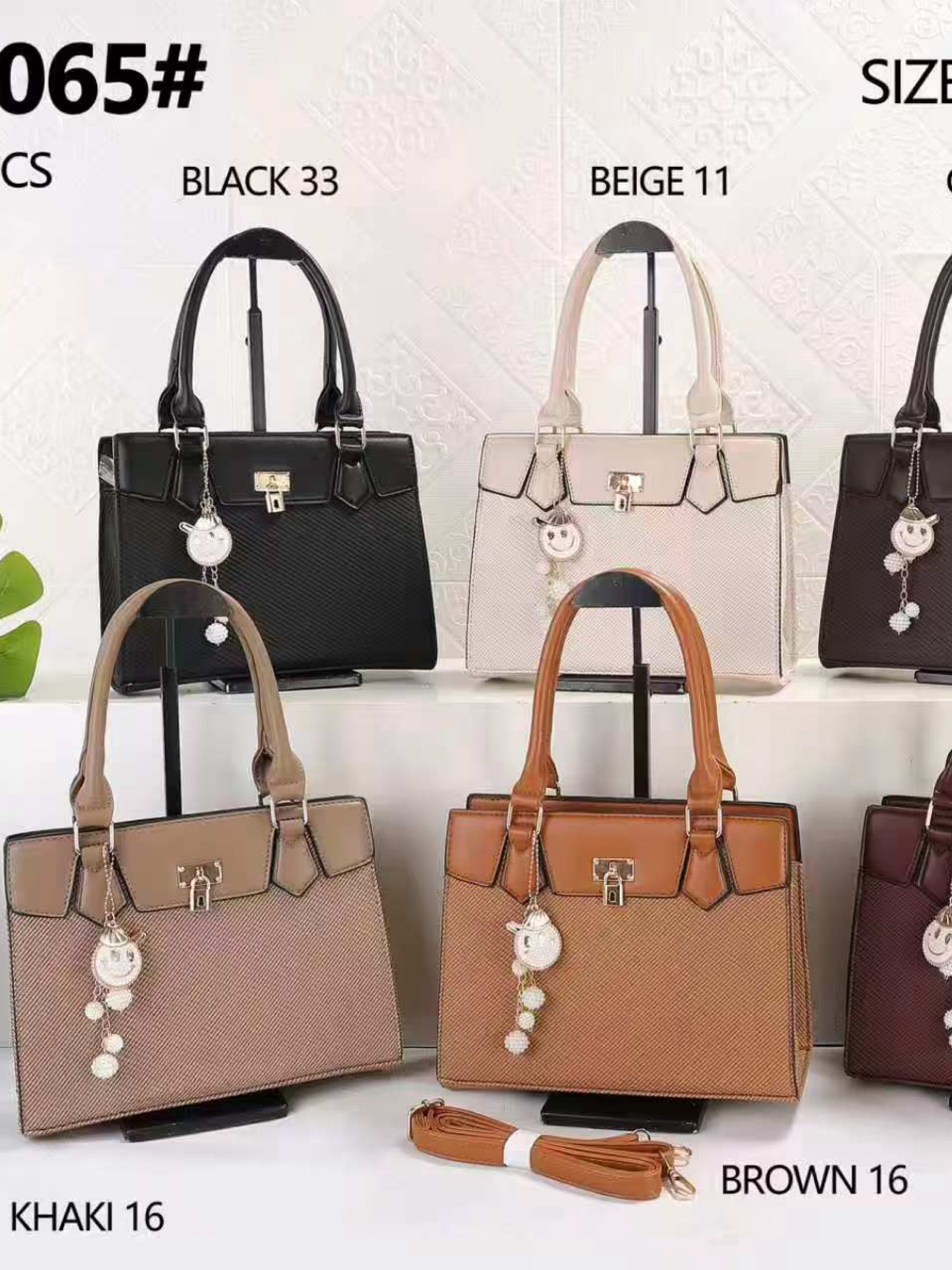 Bolsa feminina com chaveiro 65