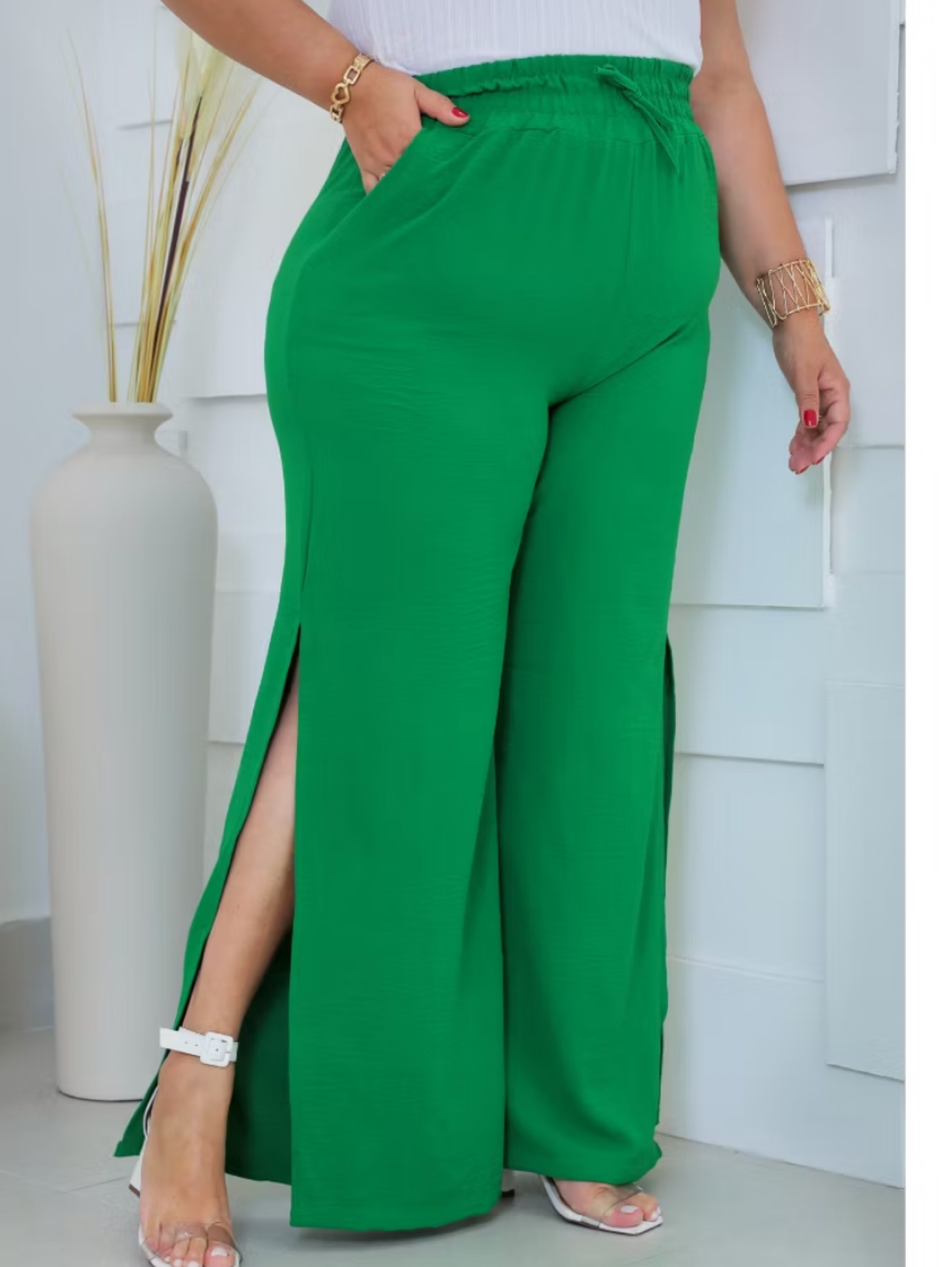 Calça Pantalona Plus Size com Fenda Lateral