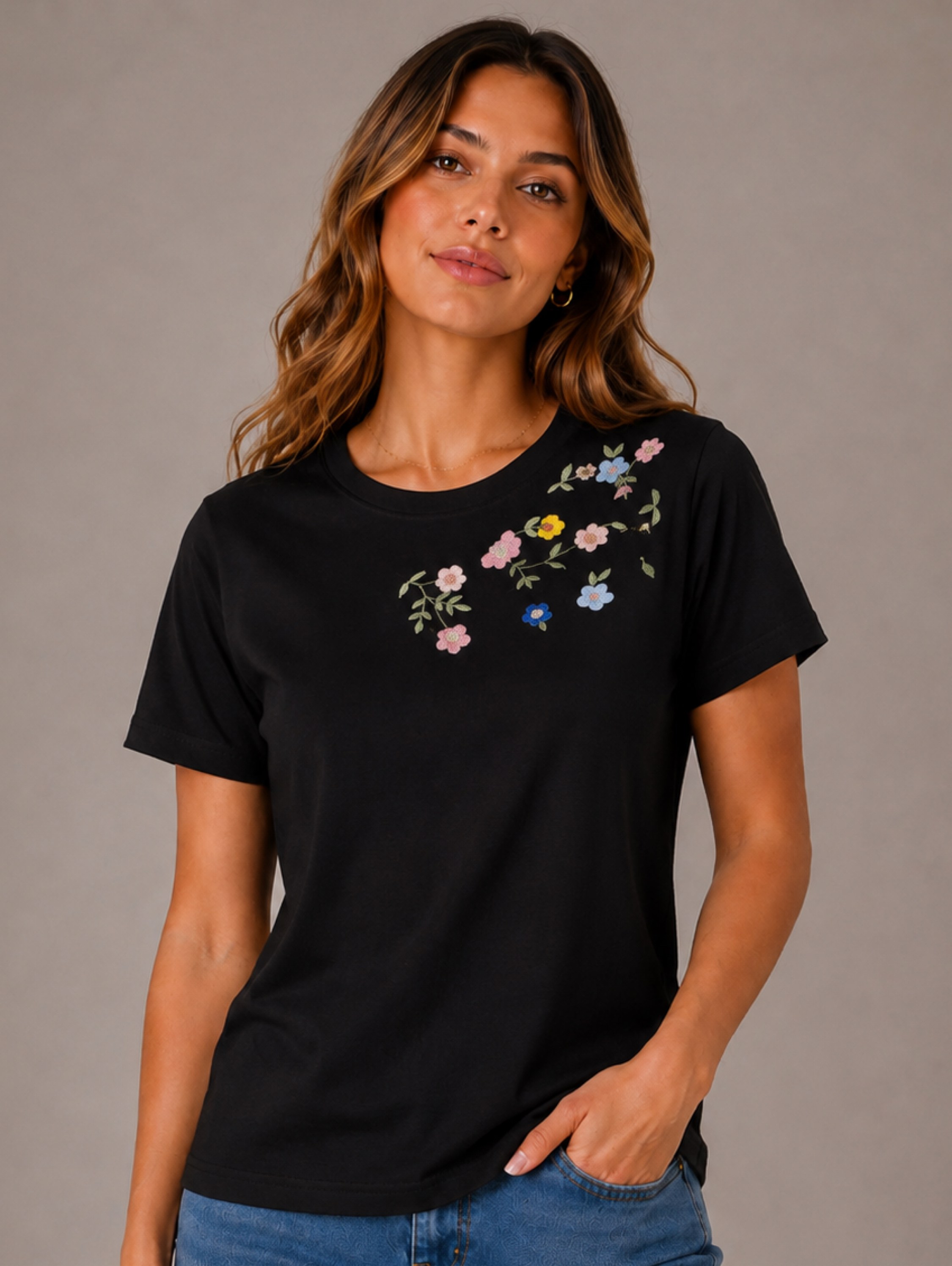 T-shirt Bordada Floral Premium Feminina