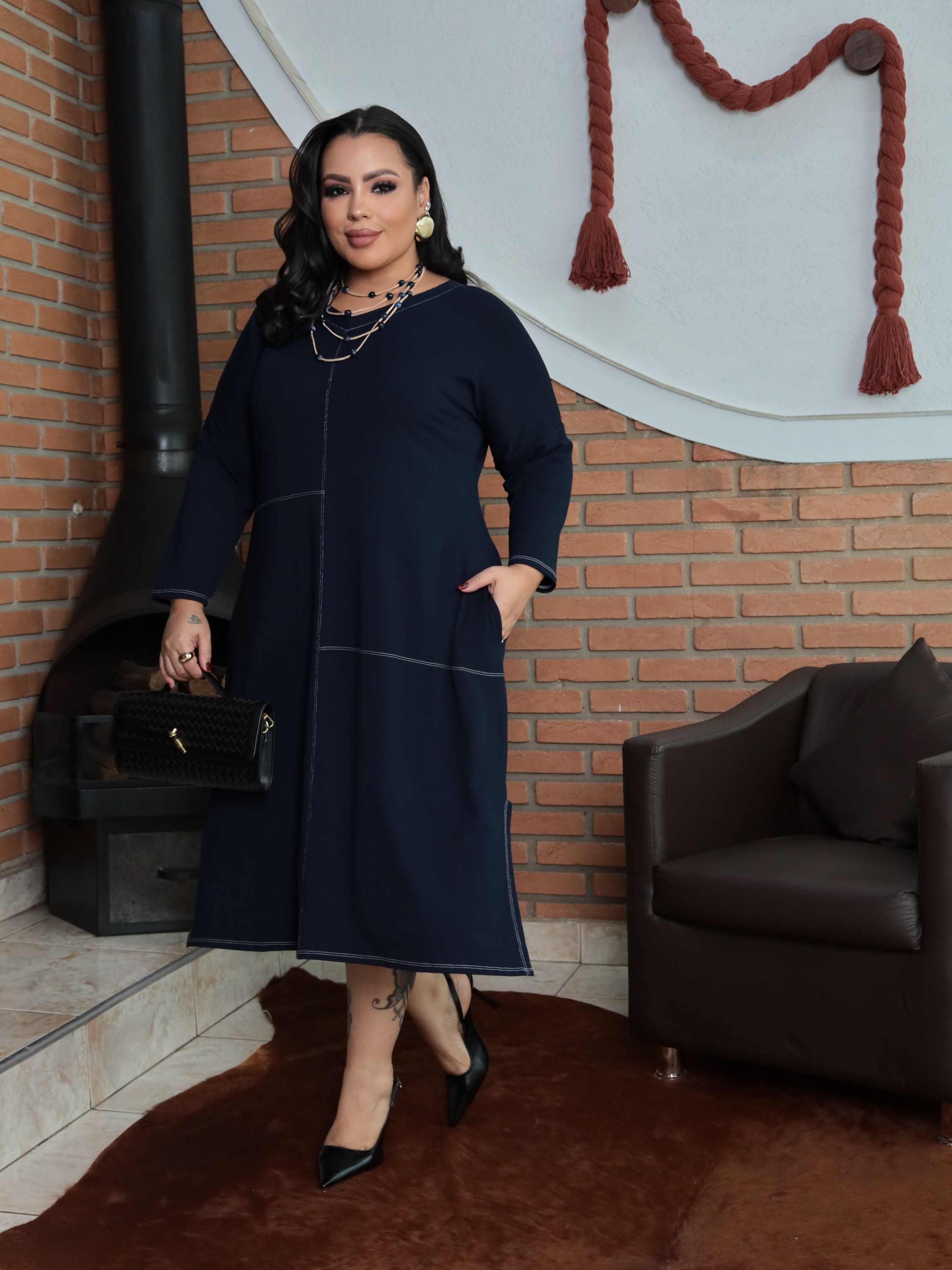 Vestido curve gola V com fendas laterais e bolso