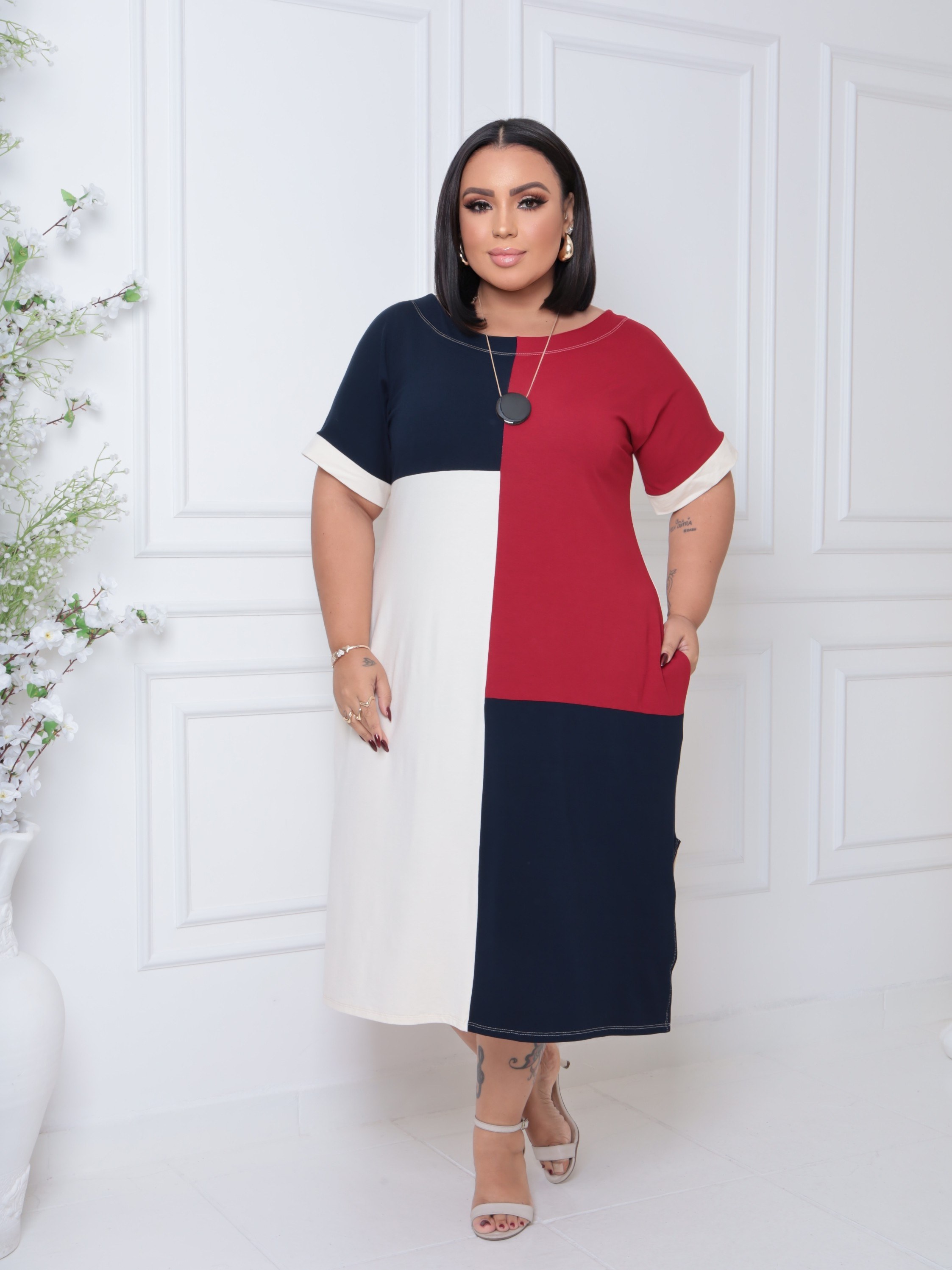 Vestido plus size curve ,com fendas laterais e bolsos