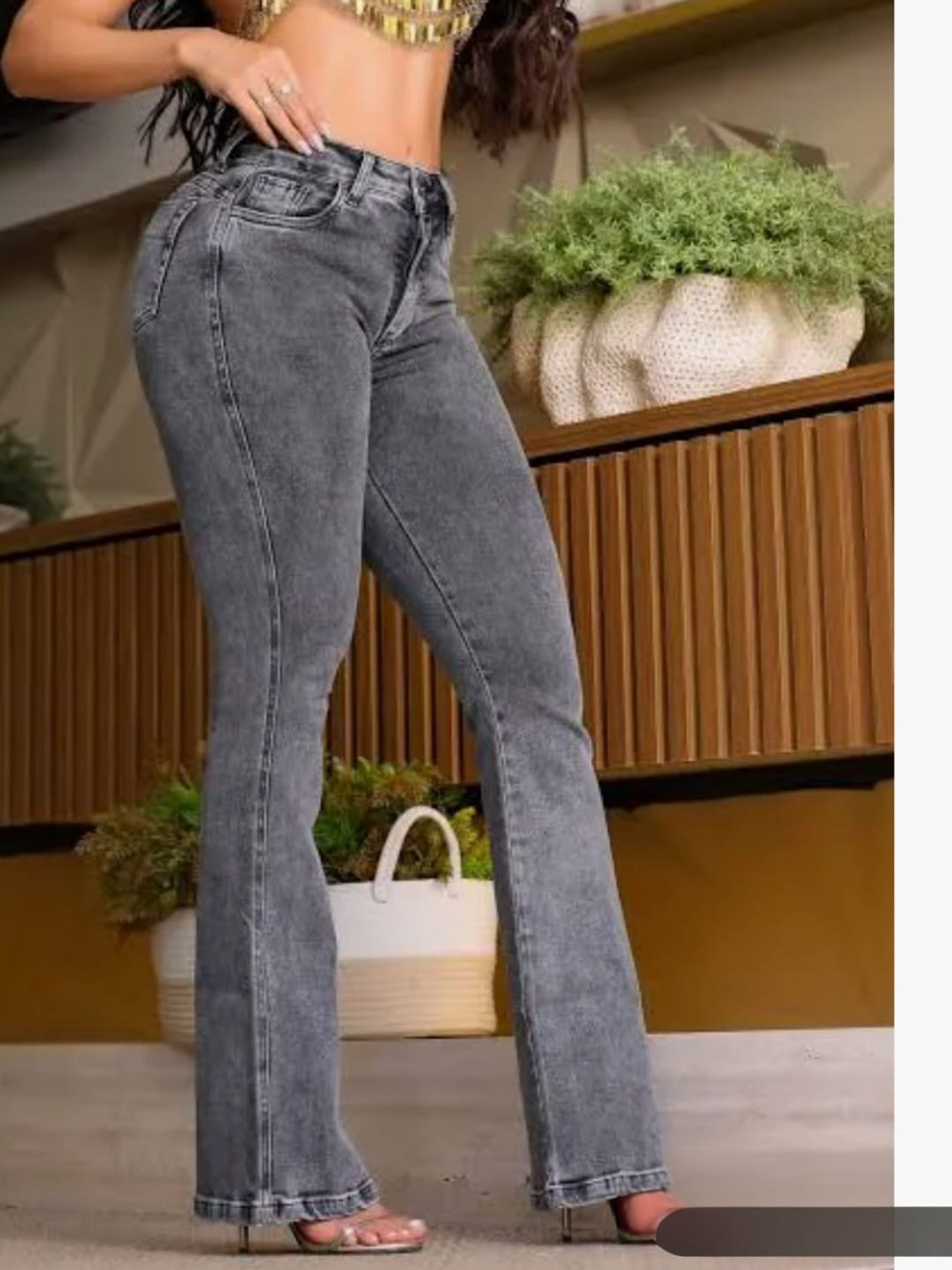 Calça Jeans flare cintura alta com lycra