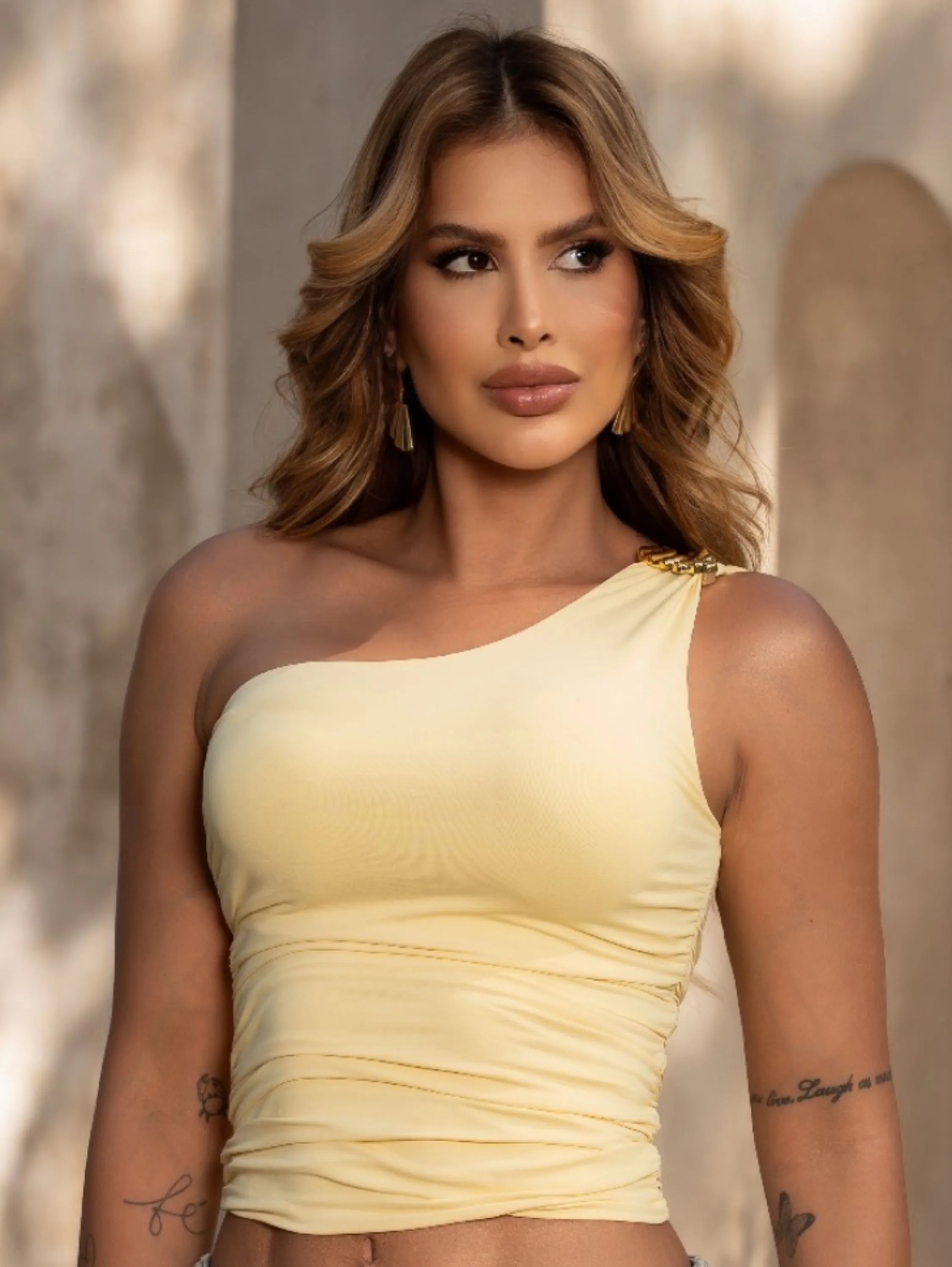 Blusa Poliamida de Um Ombro com Fivela Dourada GL