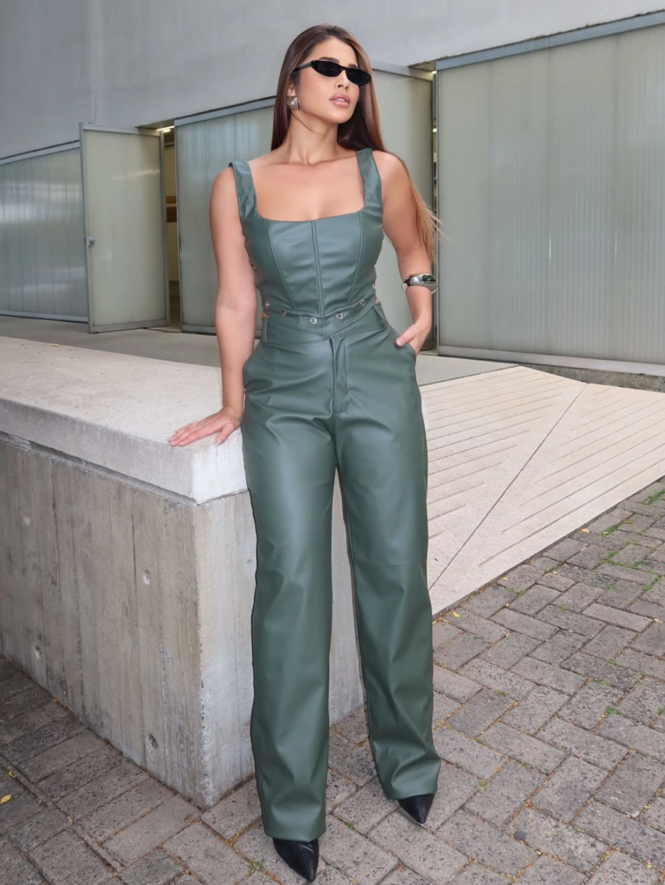 Calça Pantalona Couro Fake Com Bolsos NB