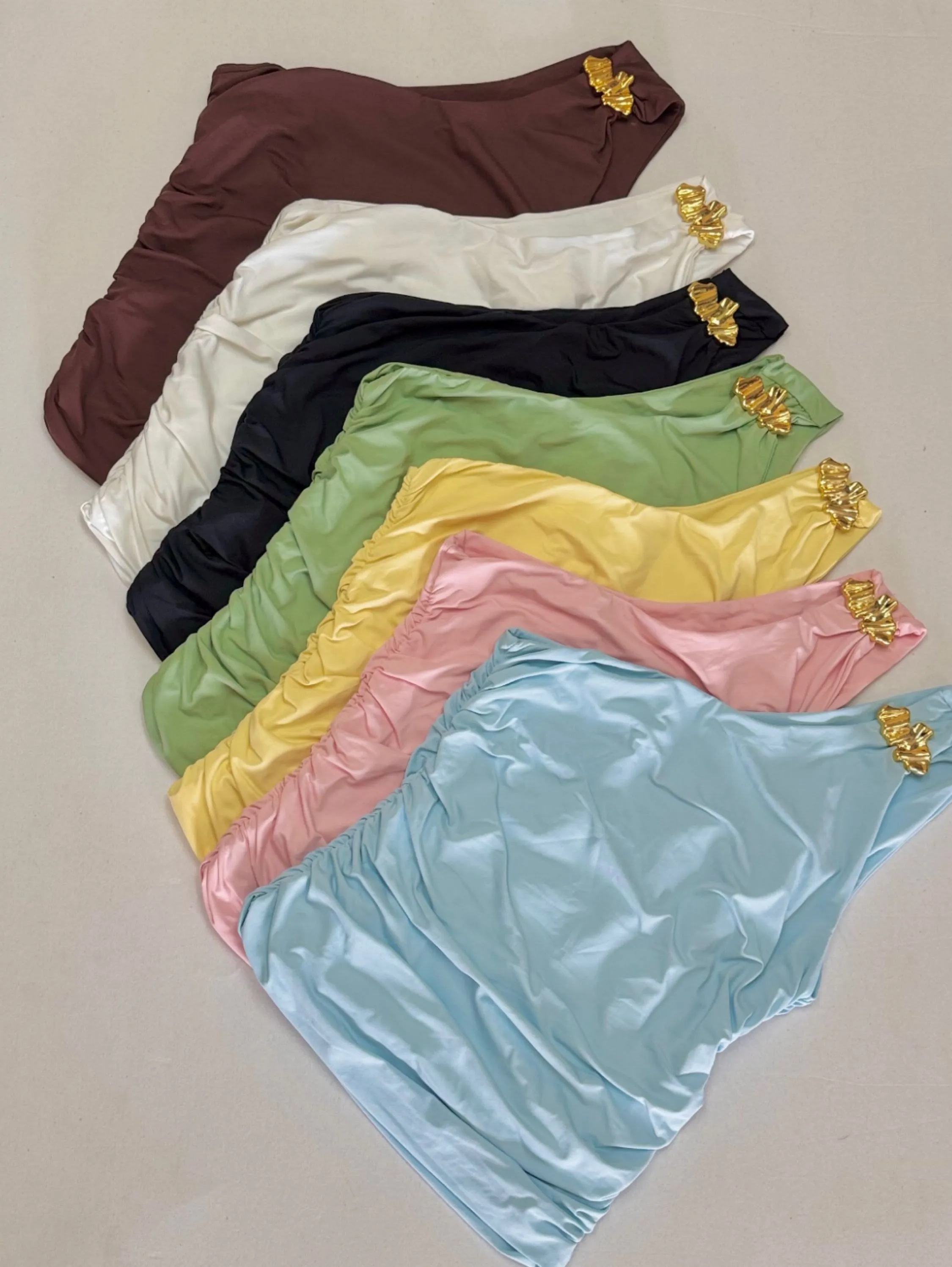 Blusa Poliamida de Um Ombro com Fivela Dourada GL