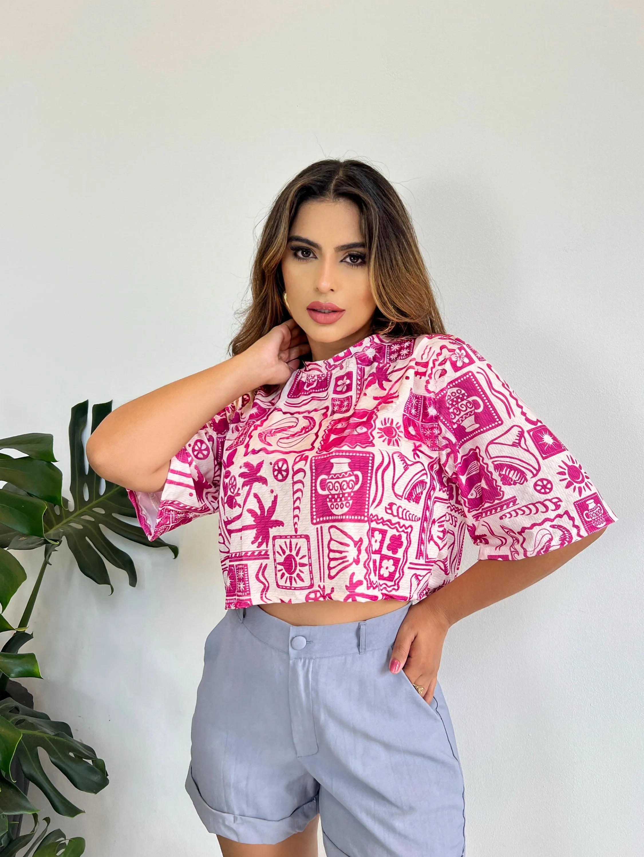 Blusinha estilo cropped estampada inspiracao farm poliamida