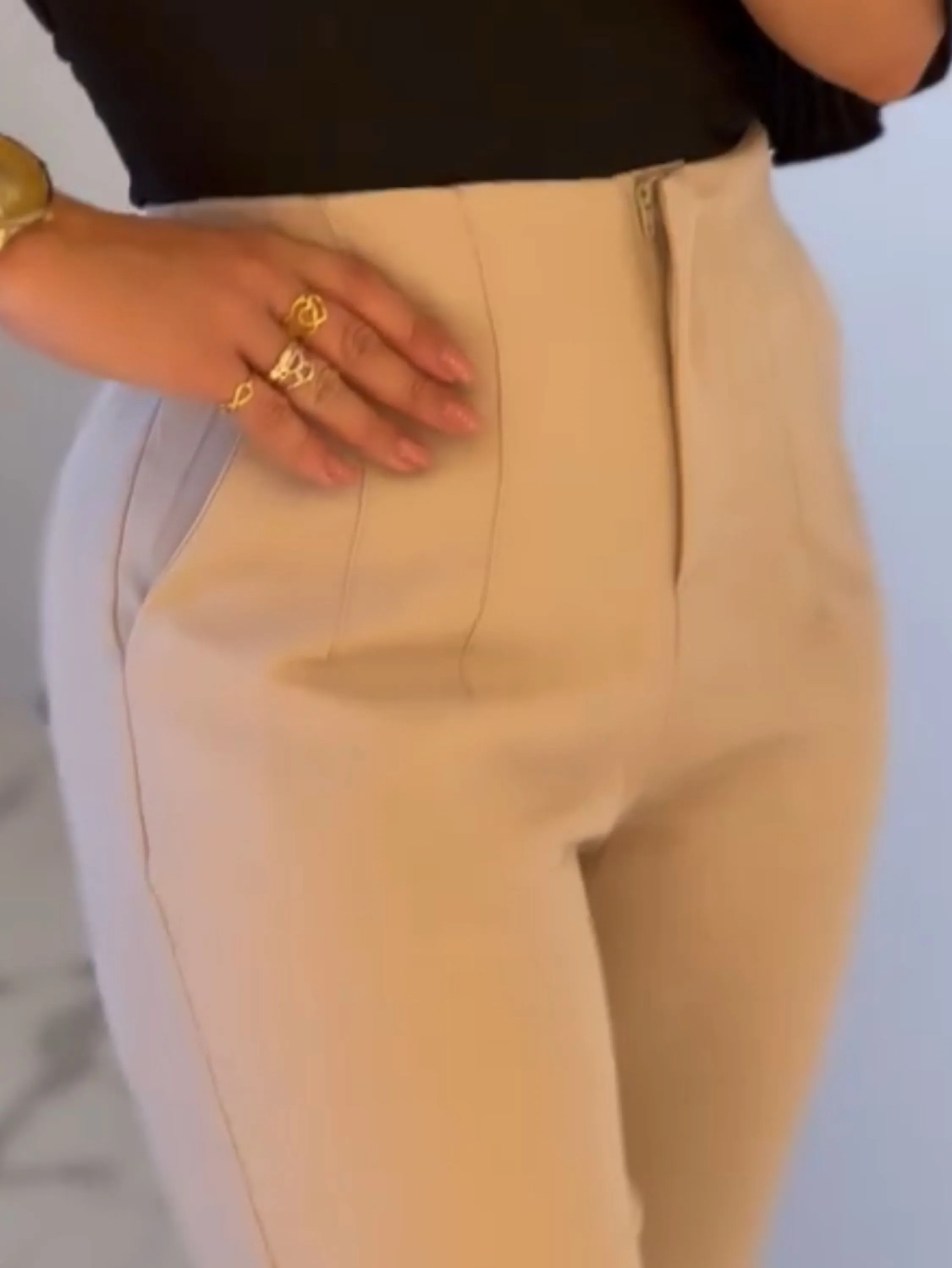 Calça feminina alfaiataria modelo Zara com bolso