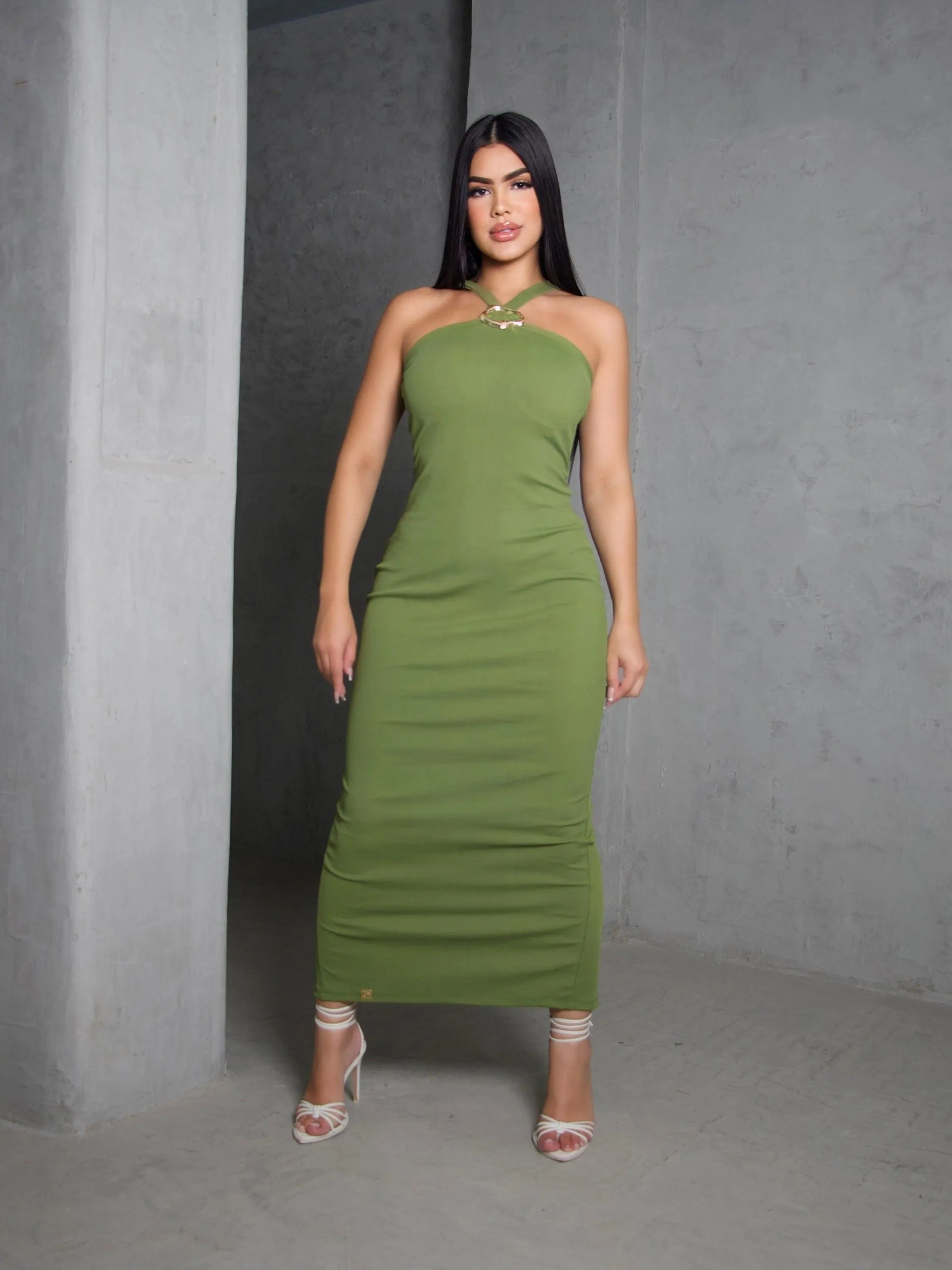 Vestido com metal entre as alças e fenda na saia