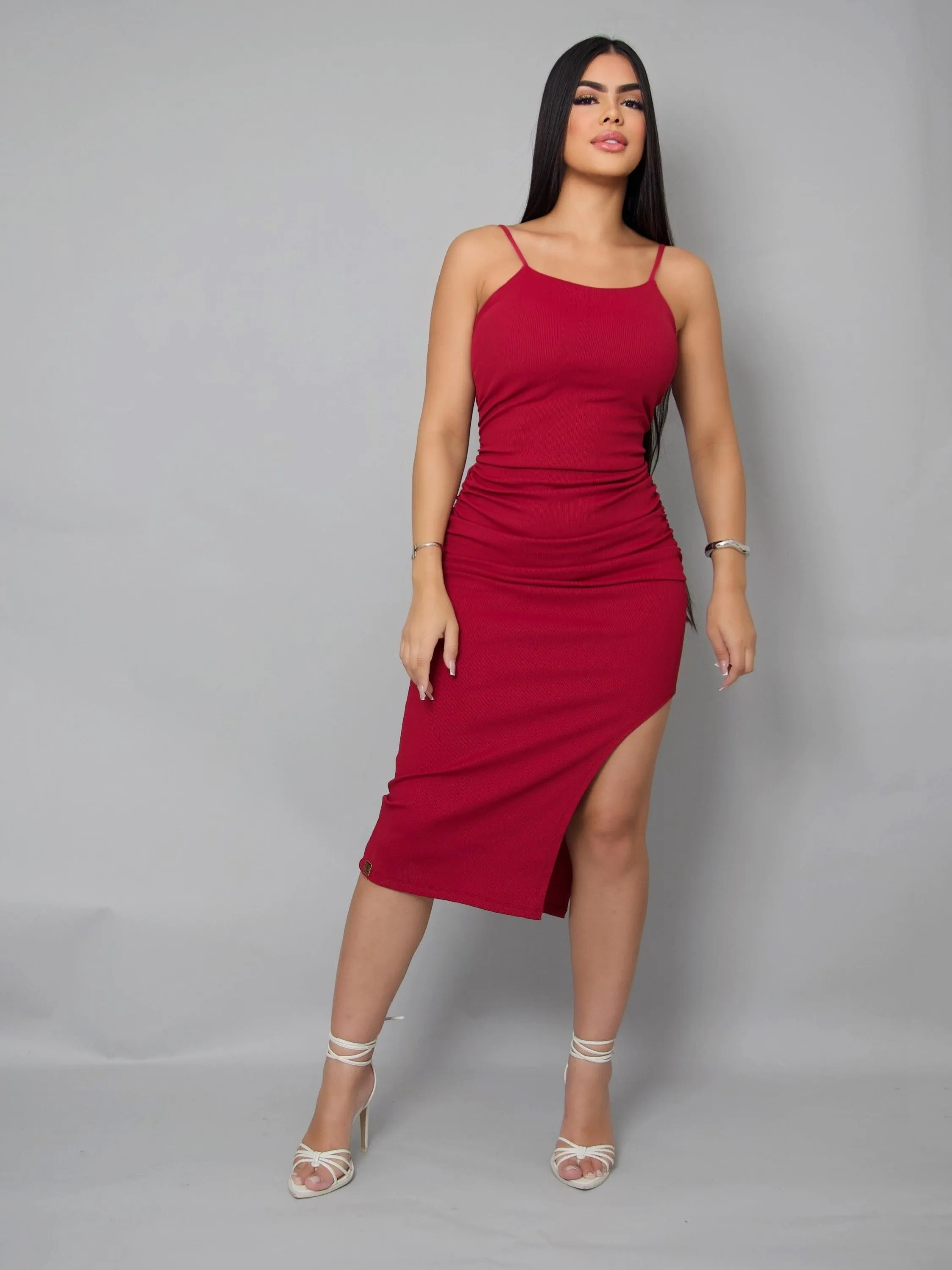 Vestido com alcinha franzido nas laterais