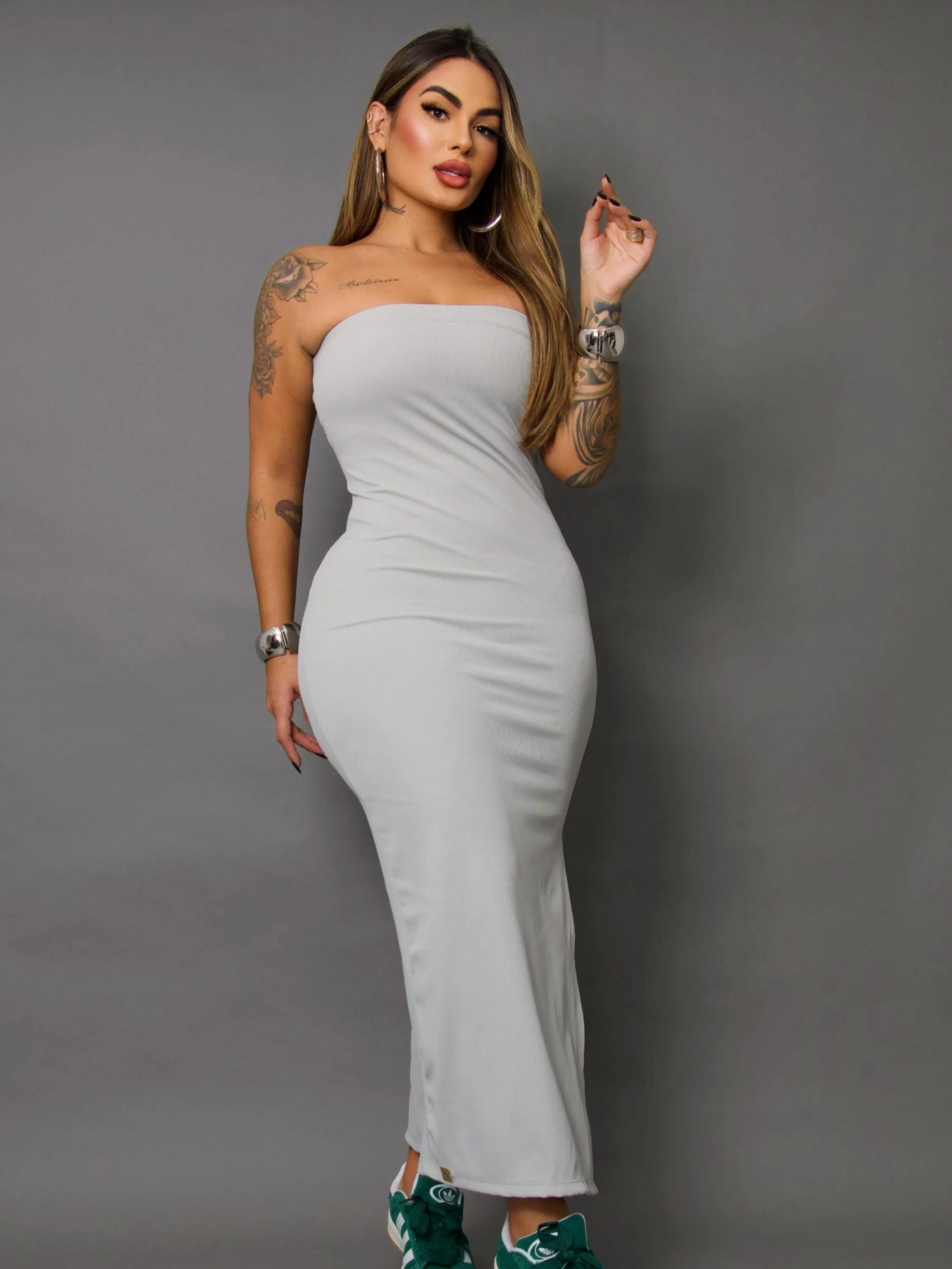 Vestido mid tomara que caia com fenda na lateral