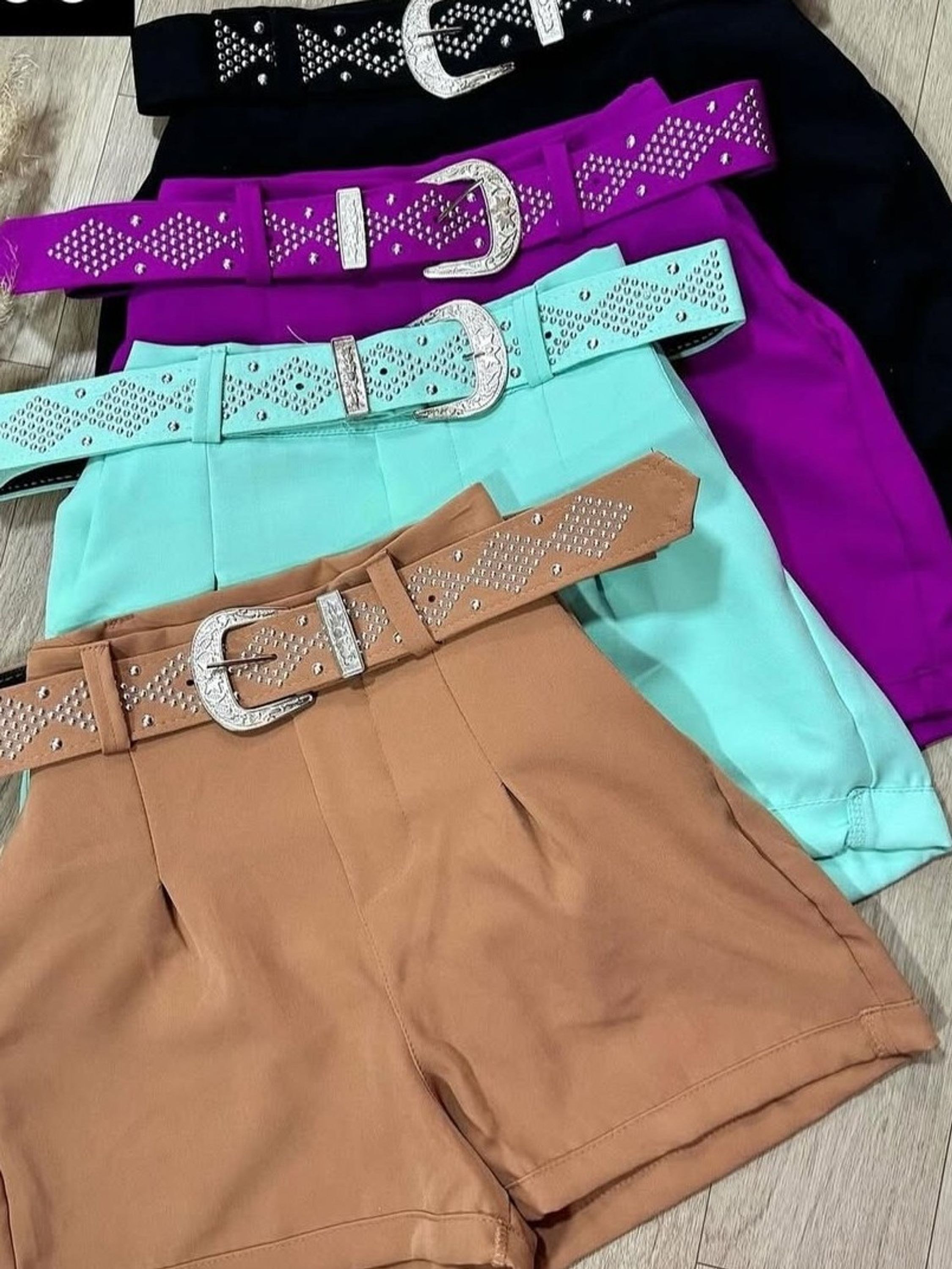 Shorts alfaitaria com strass