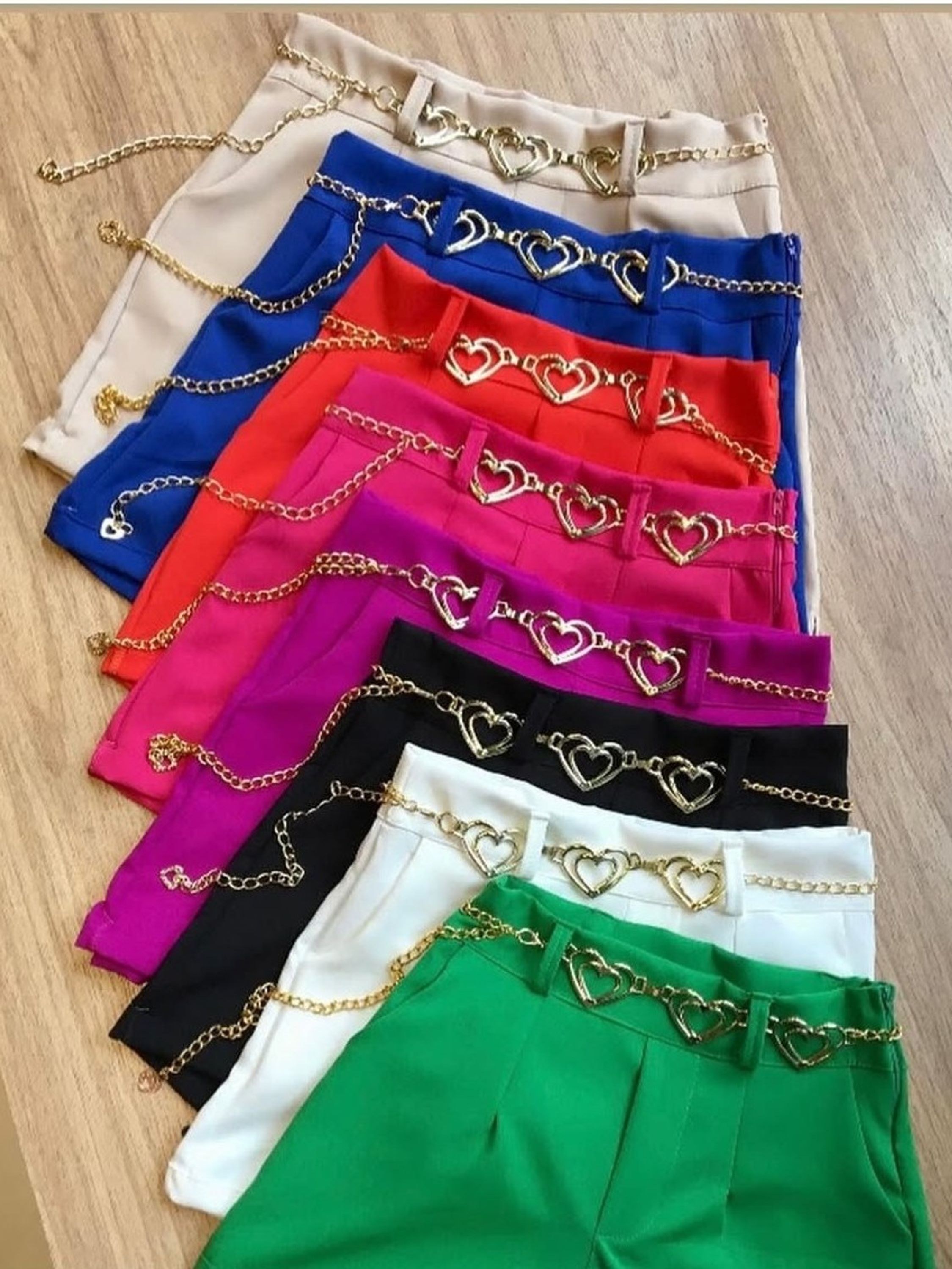Shorts alfaitaria com cinto corrente de coração