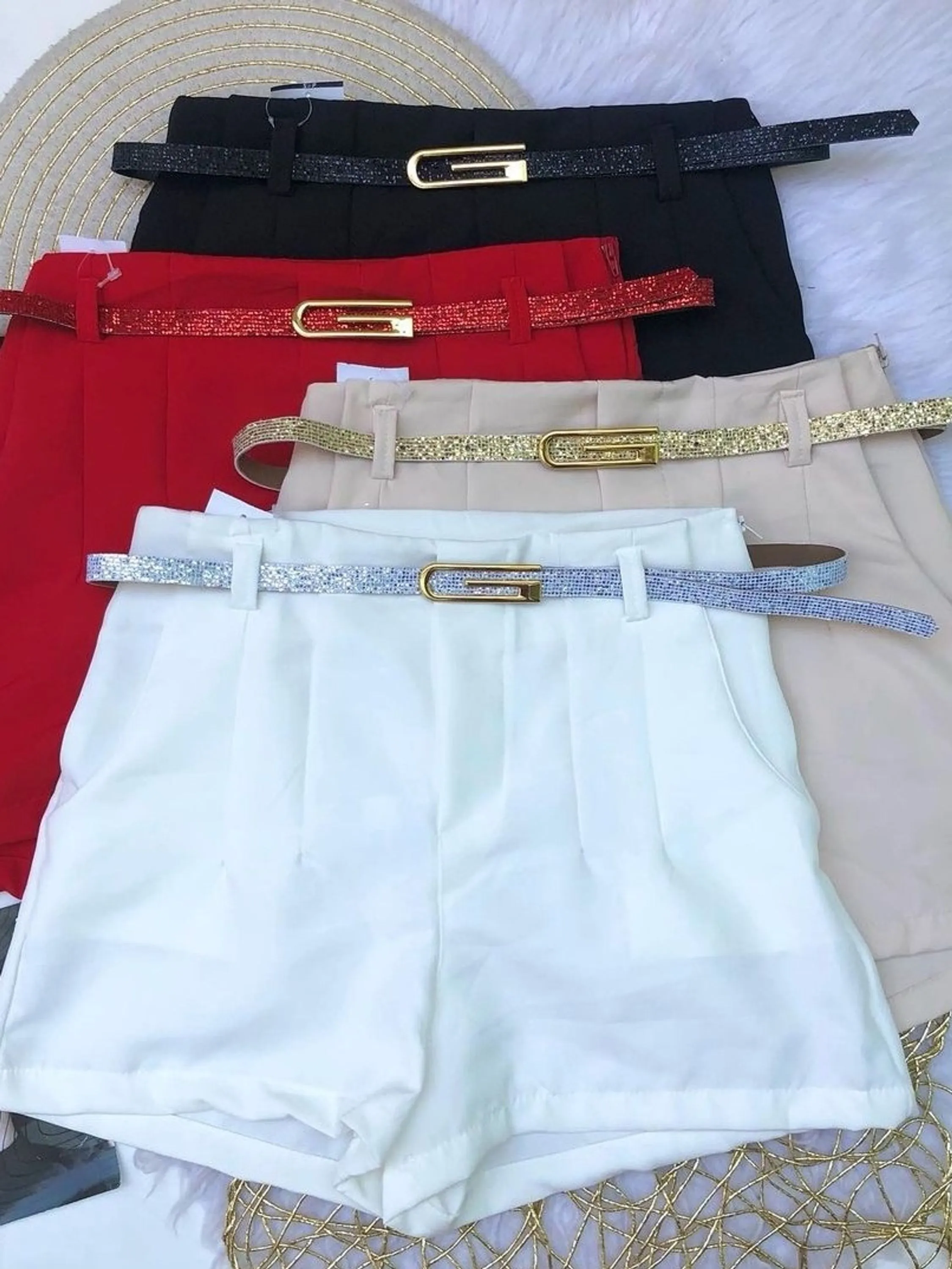 Shorts alfaitaria com cinto brilho modelo zara