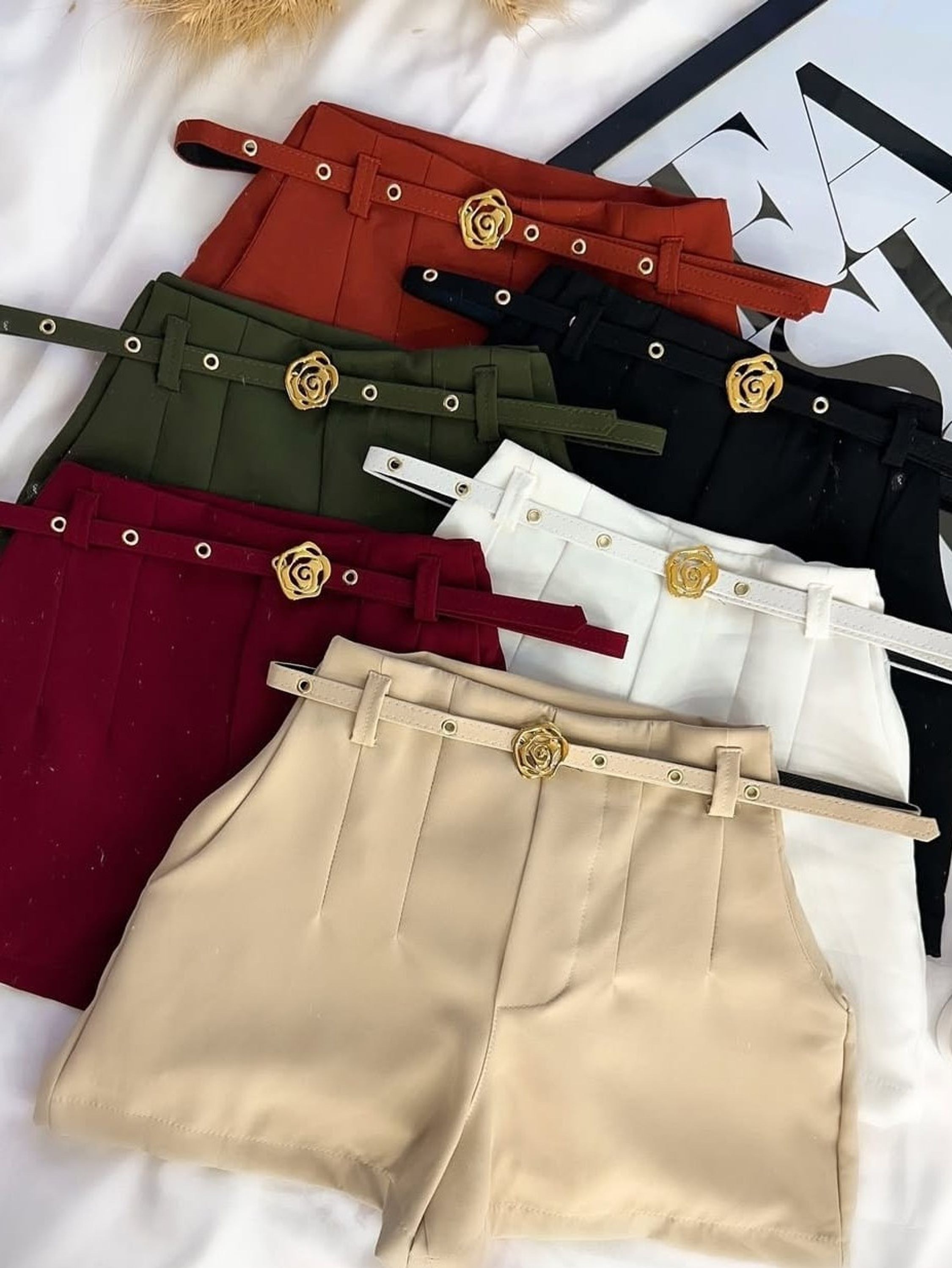 Shorts alfaitaria cinto com rosa