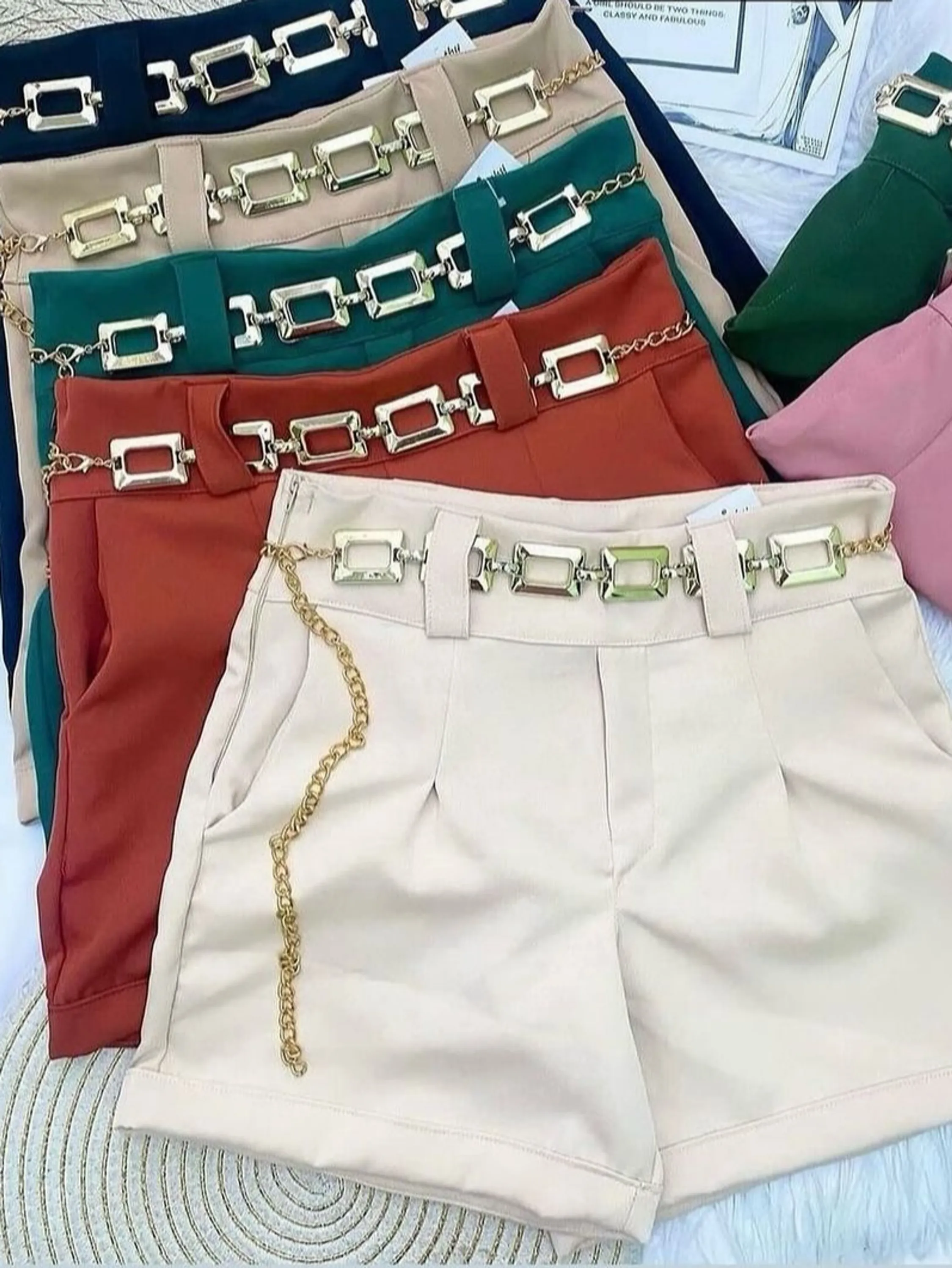 Shorts alfaiataria cinto quadrado