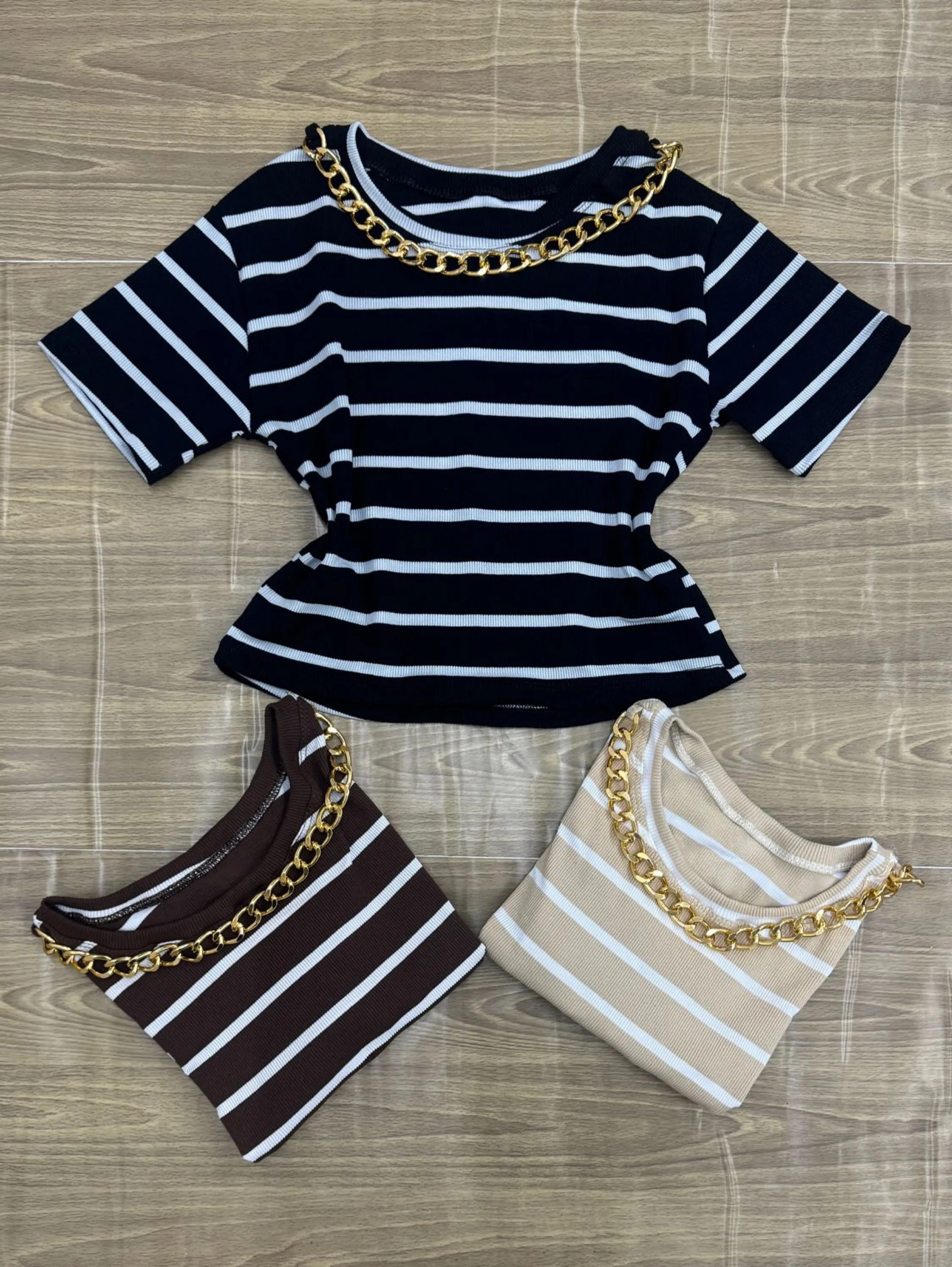 Blusa croped ribana com corrente