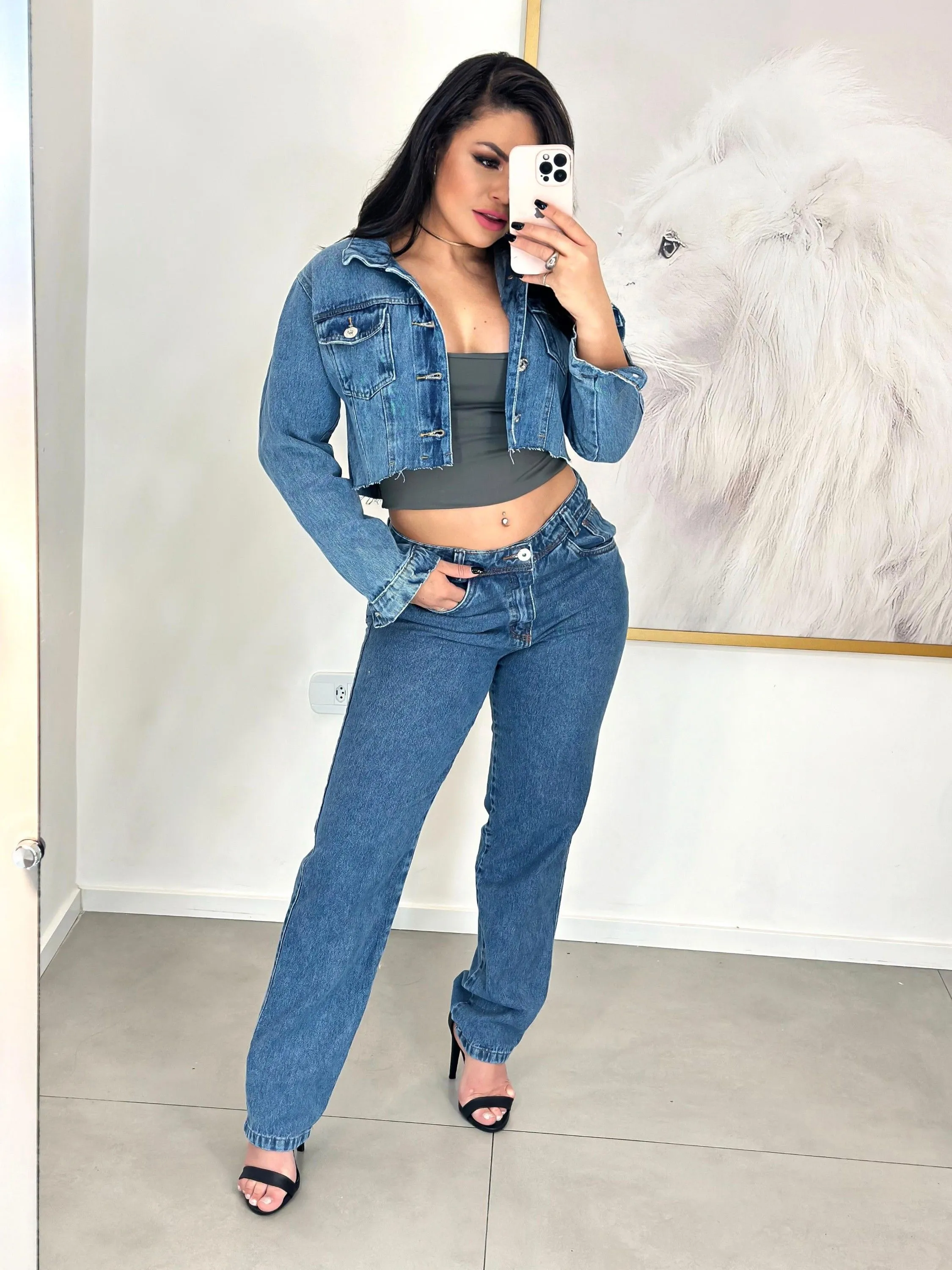 Conjunto jeans calça mom e jaqueta cropped cortada