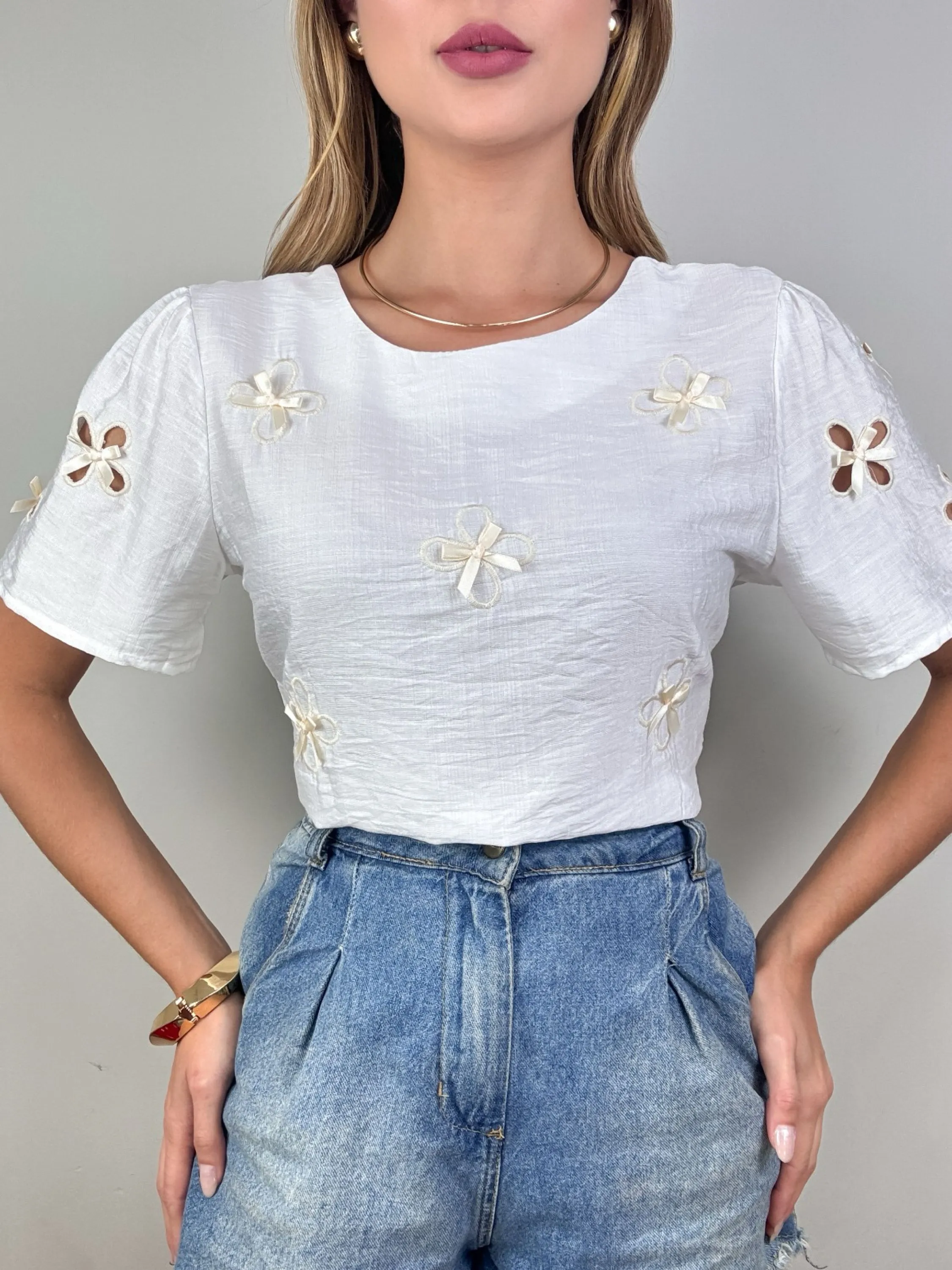 Blusa manga curta com bordado flor promoção 33576