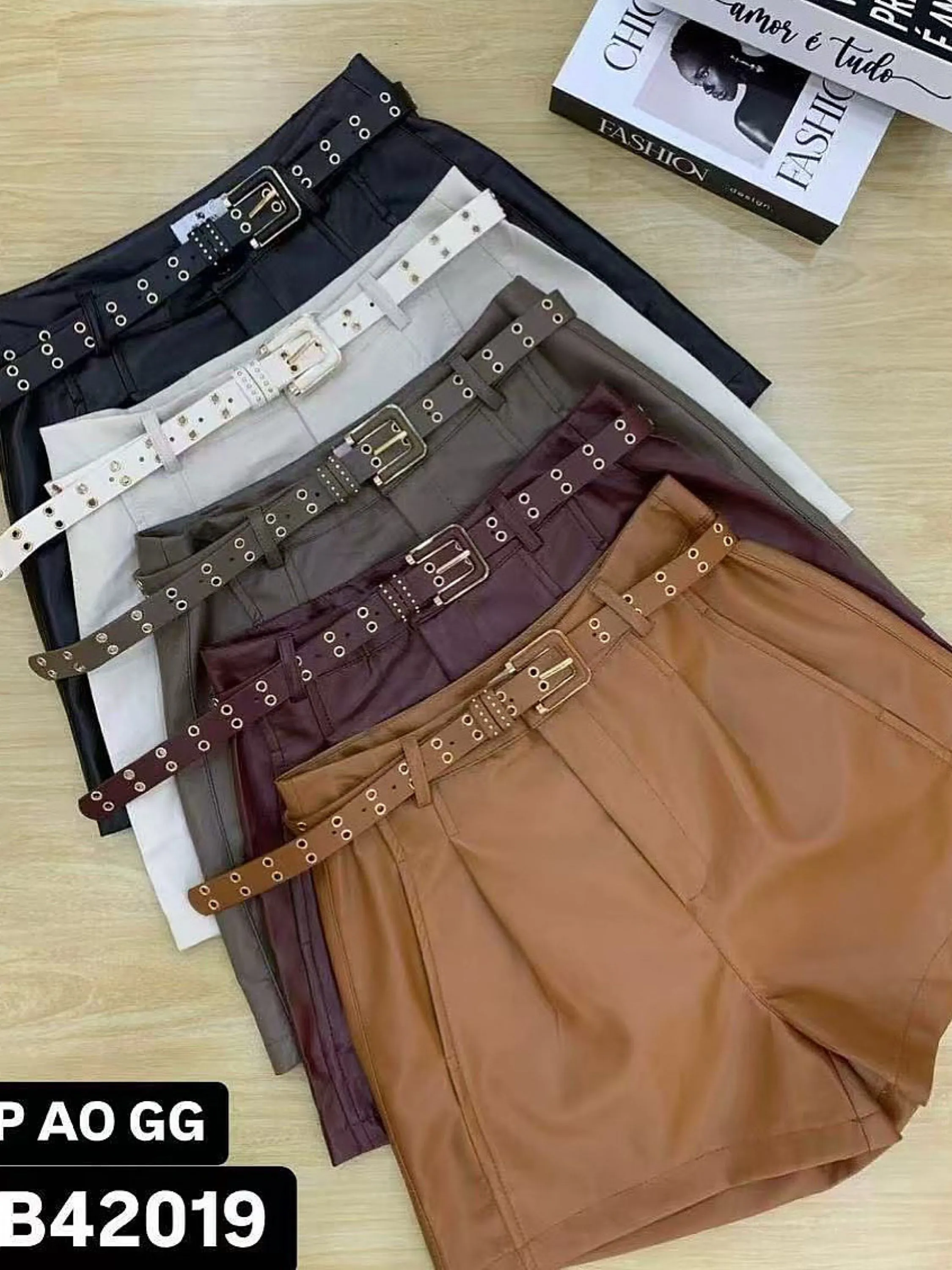 Short de couro fake com elastano com cinto Flora 42019
