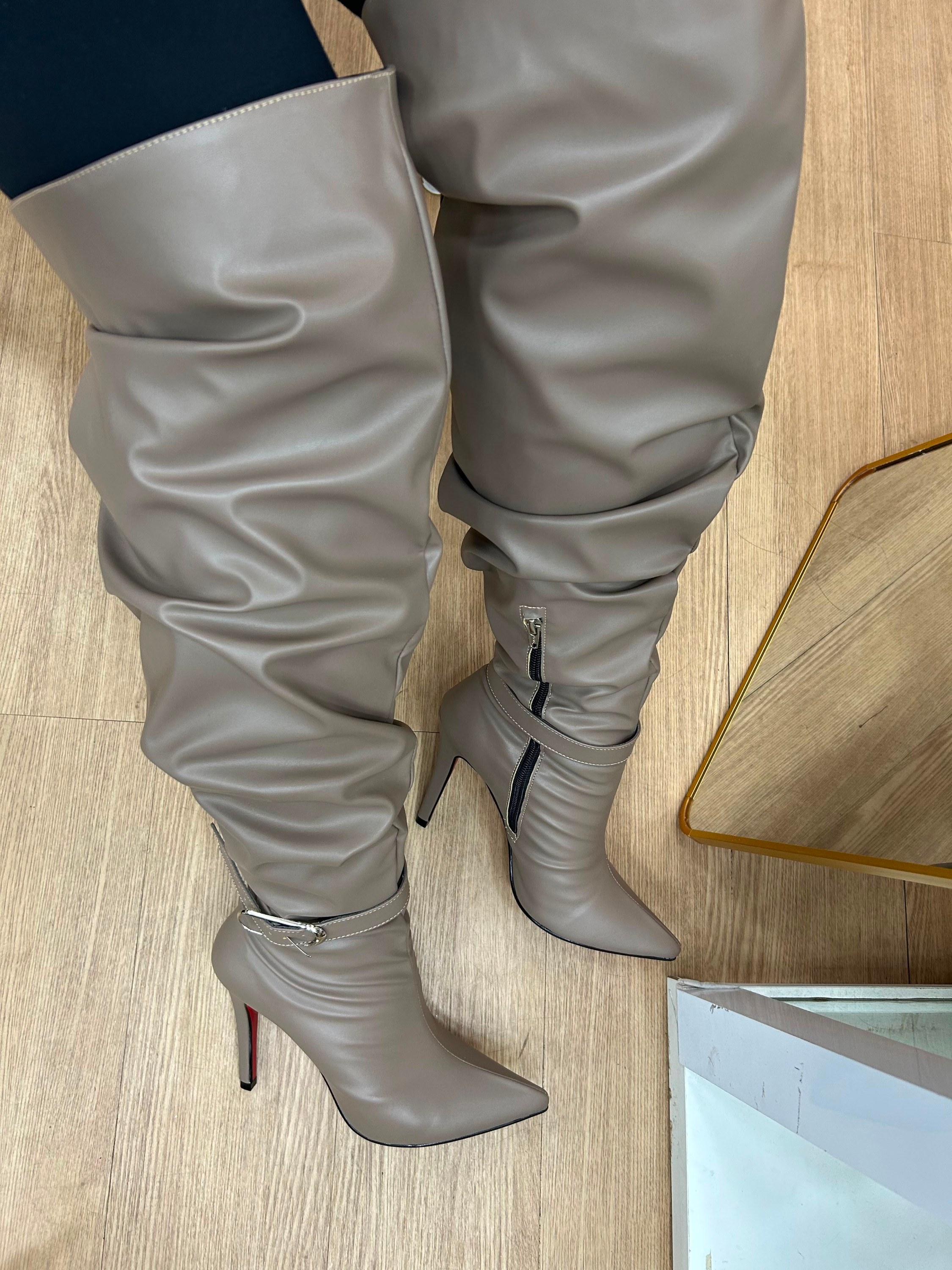 Bota Over Fivela Salto Fino
