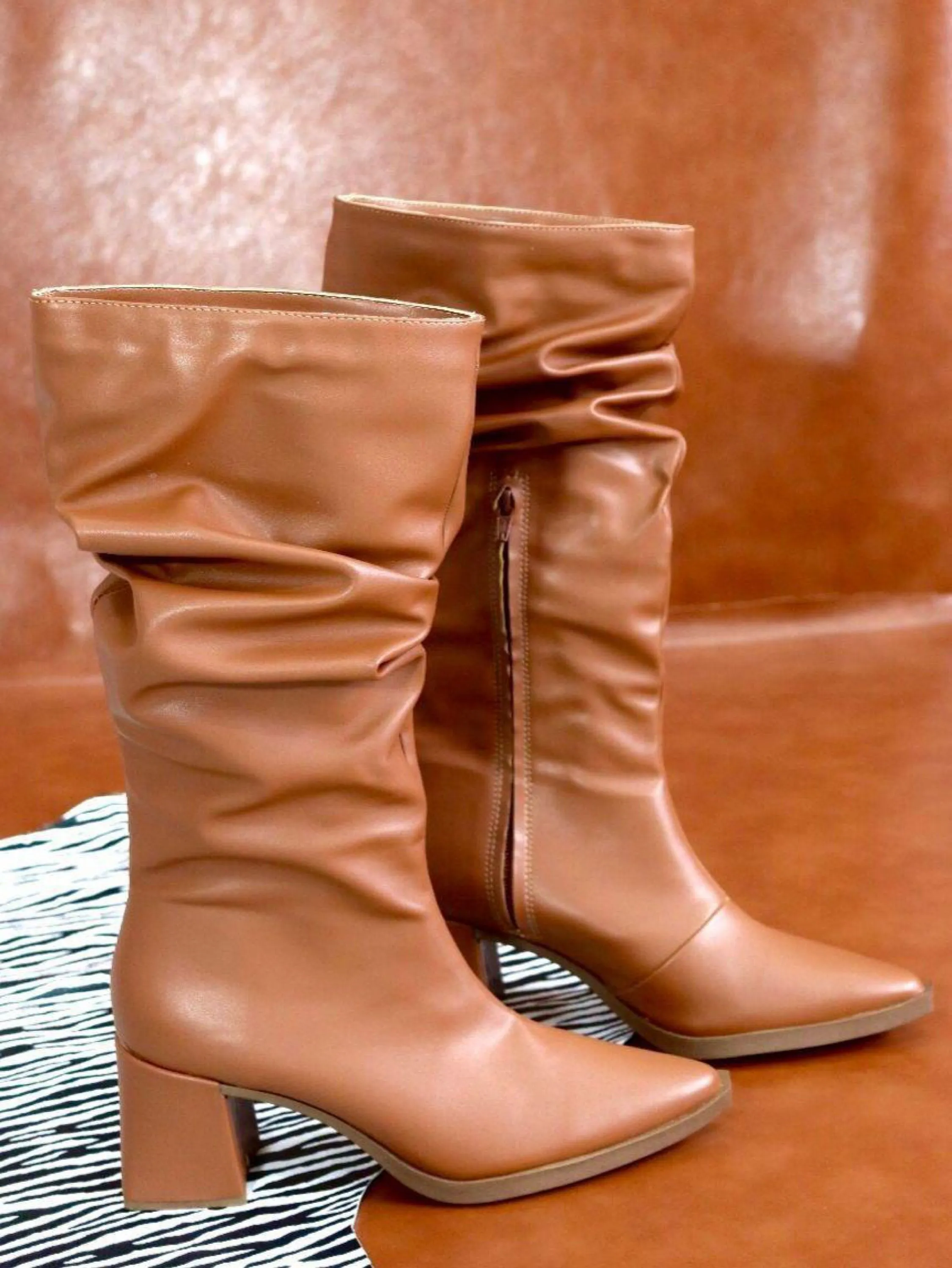 Bota Cano Médio Drapeada Salto Triângulo BT876-02