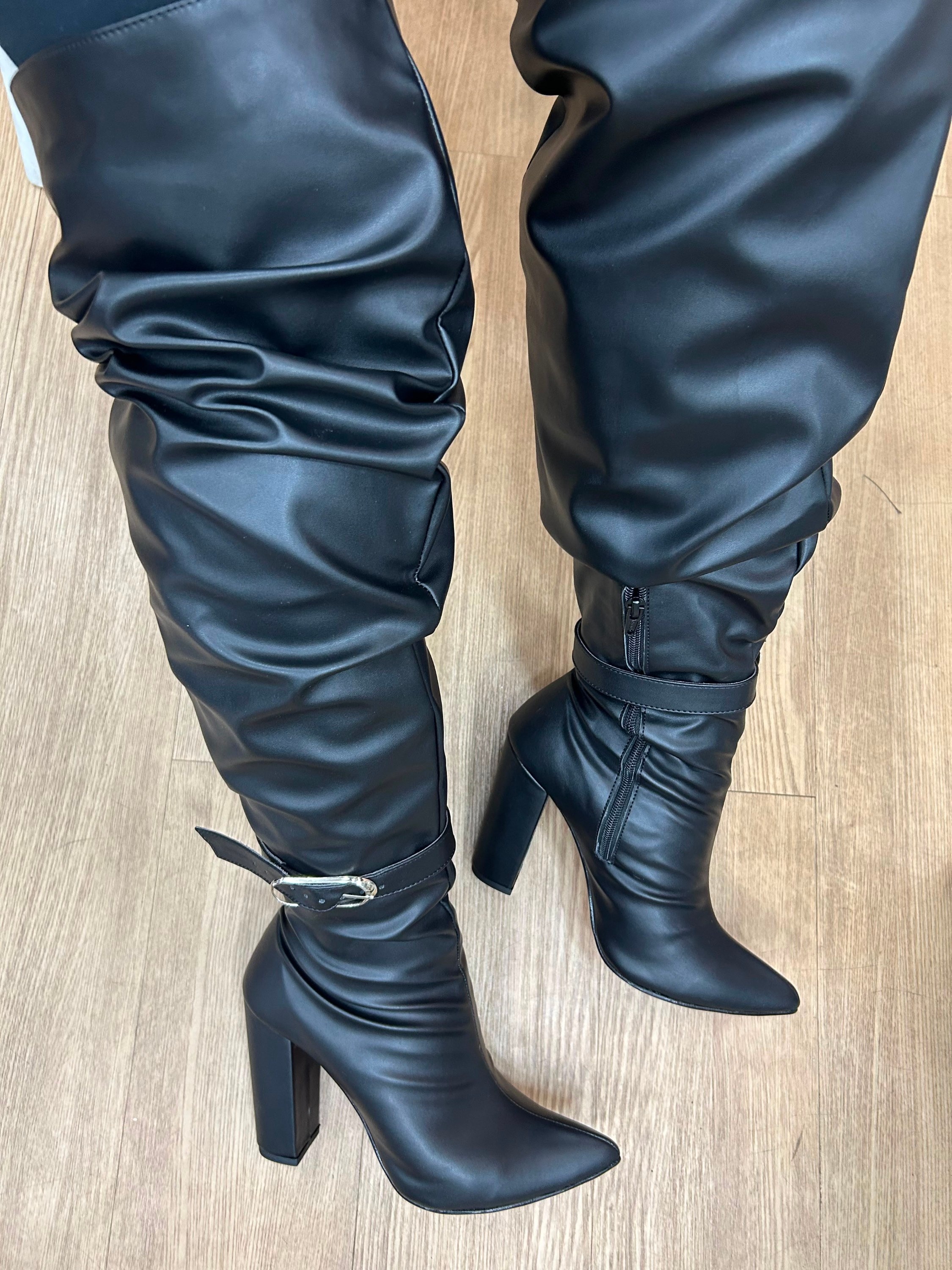 Bota Over Fivela Salto Bloco