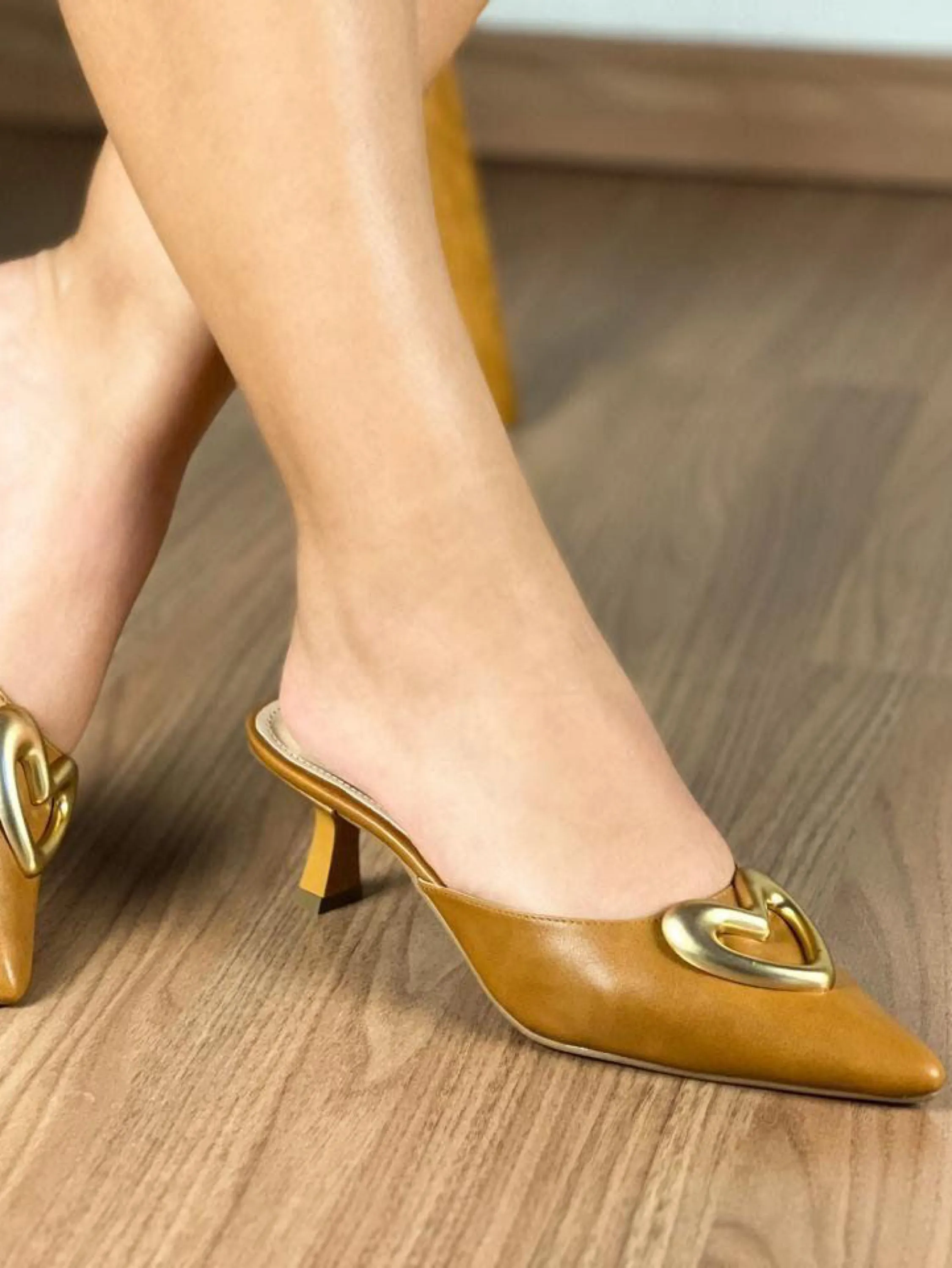 Scarpin Bico Fino Coração 8639148