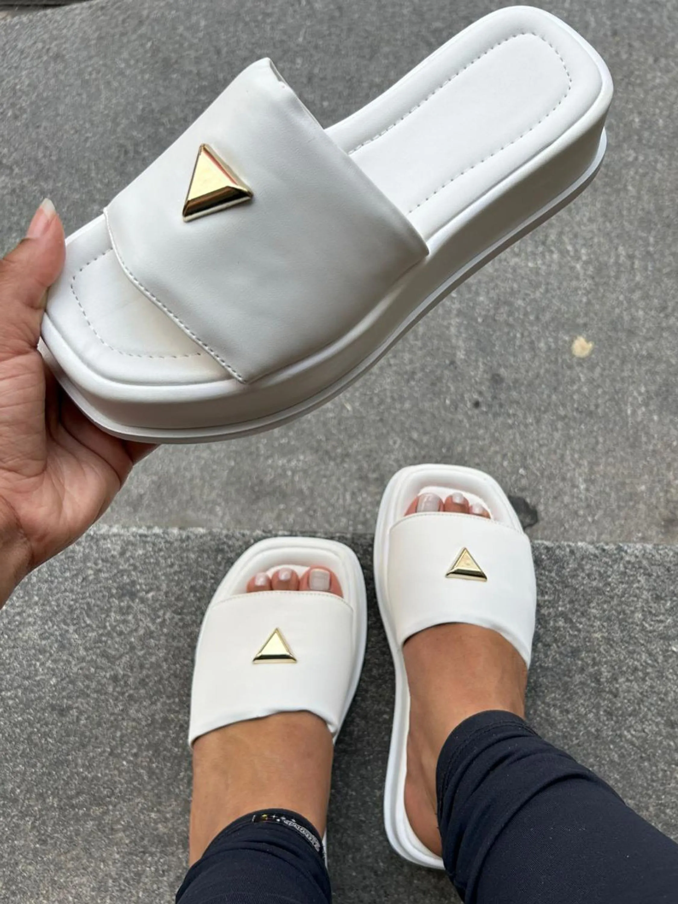 Chinelo Slide Detalhe Dourado 0480