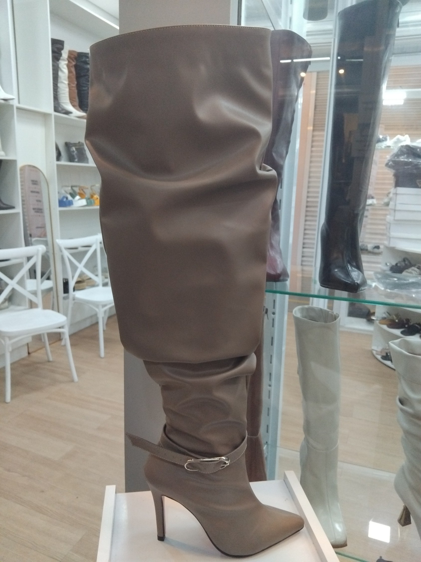 Bota Over Fivela Salto Fino