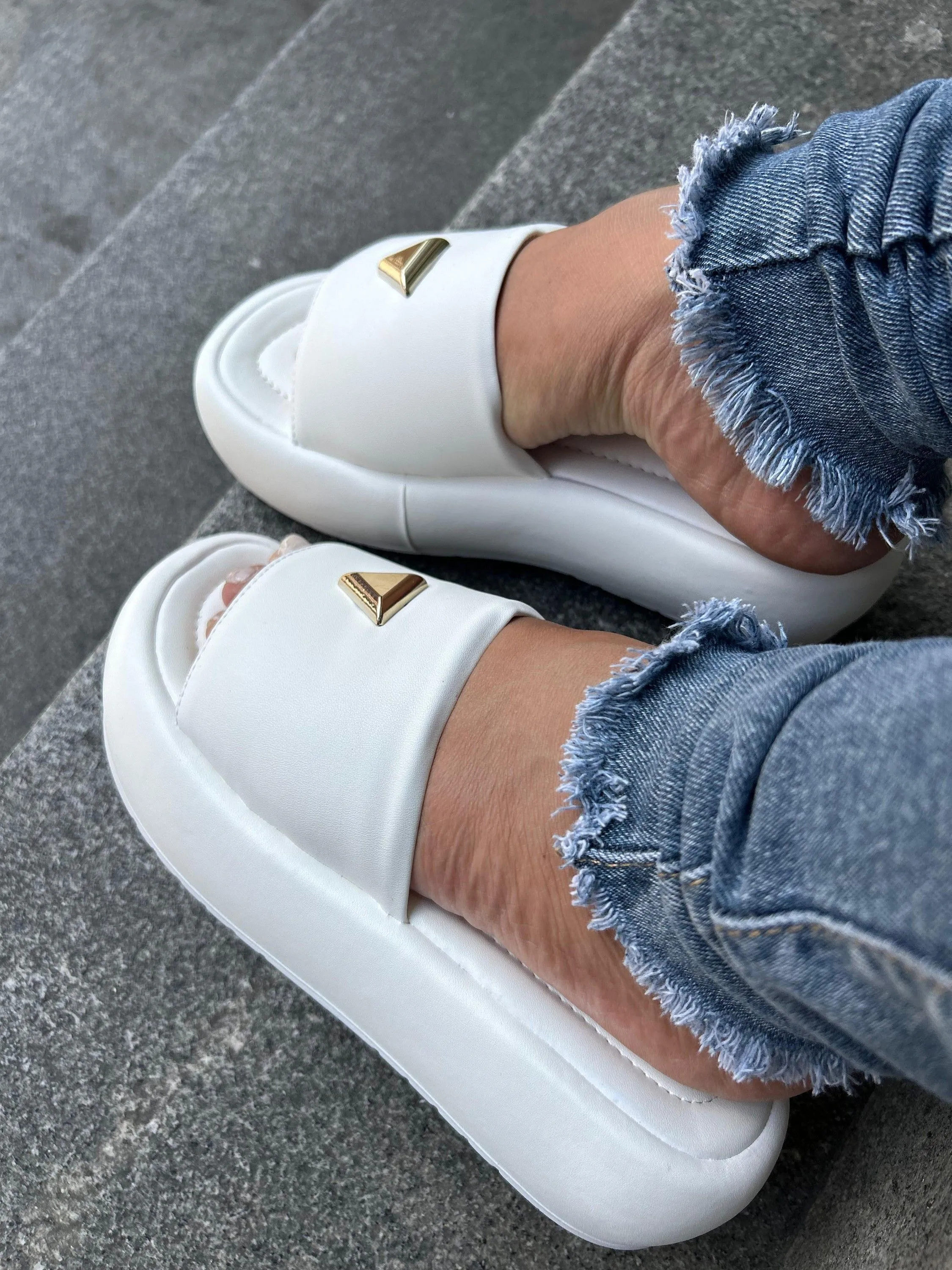 Chinelo Slide Achoado Detalhe Dourado 0480