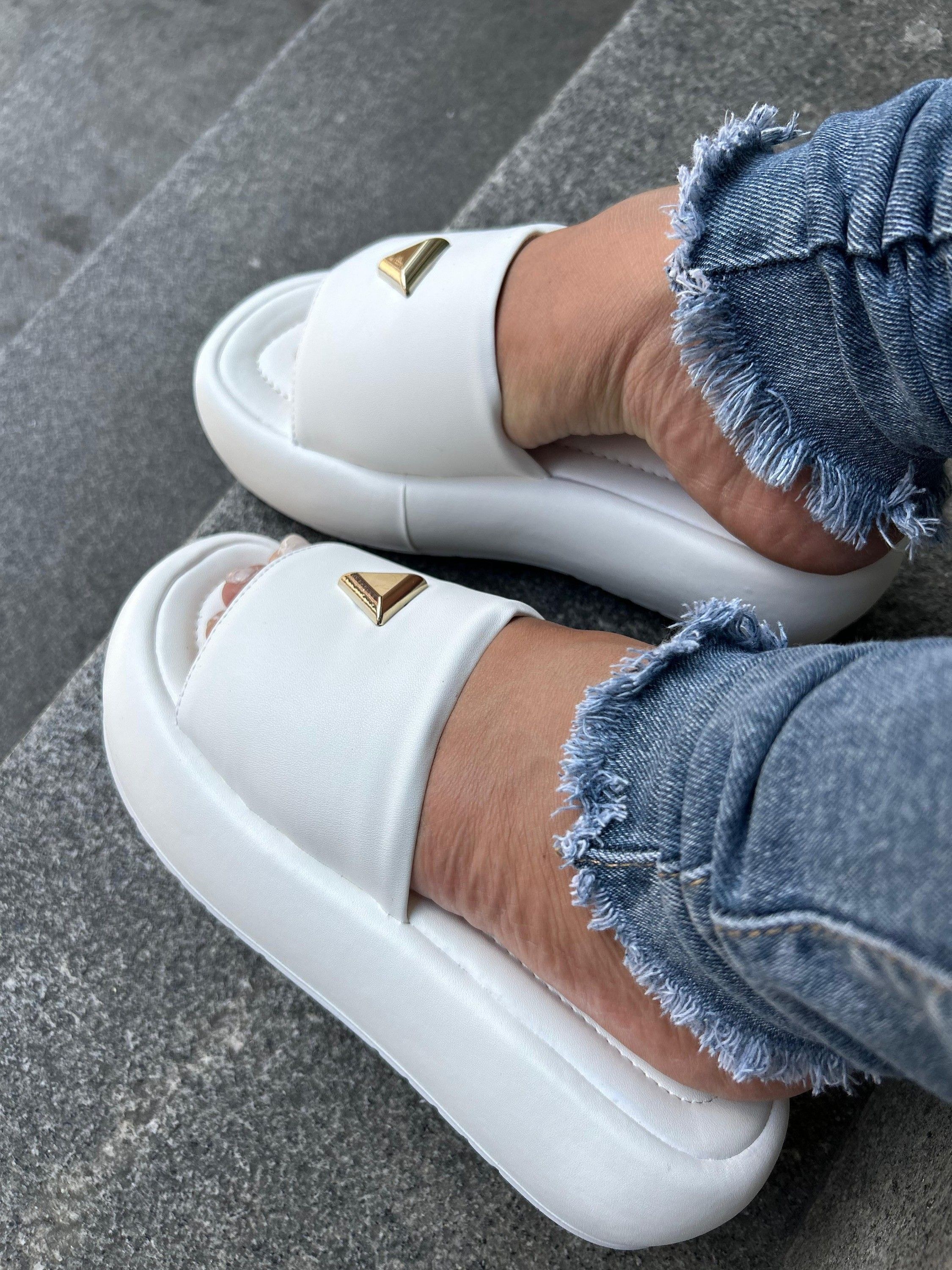 Chinelo Slide Achoado Detalhe Dourado 0480