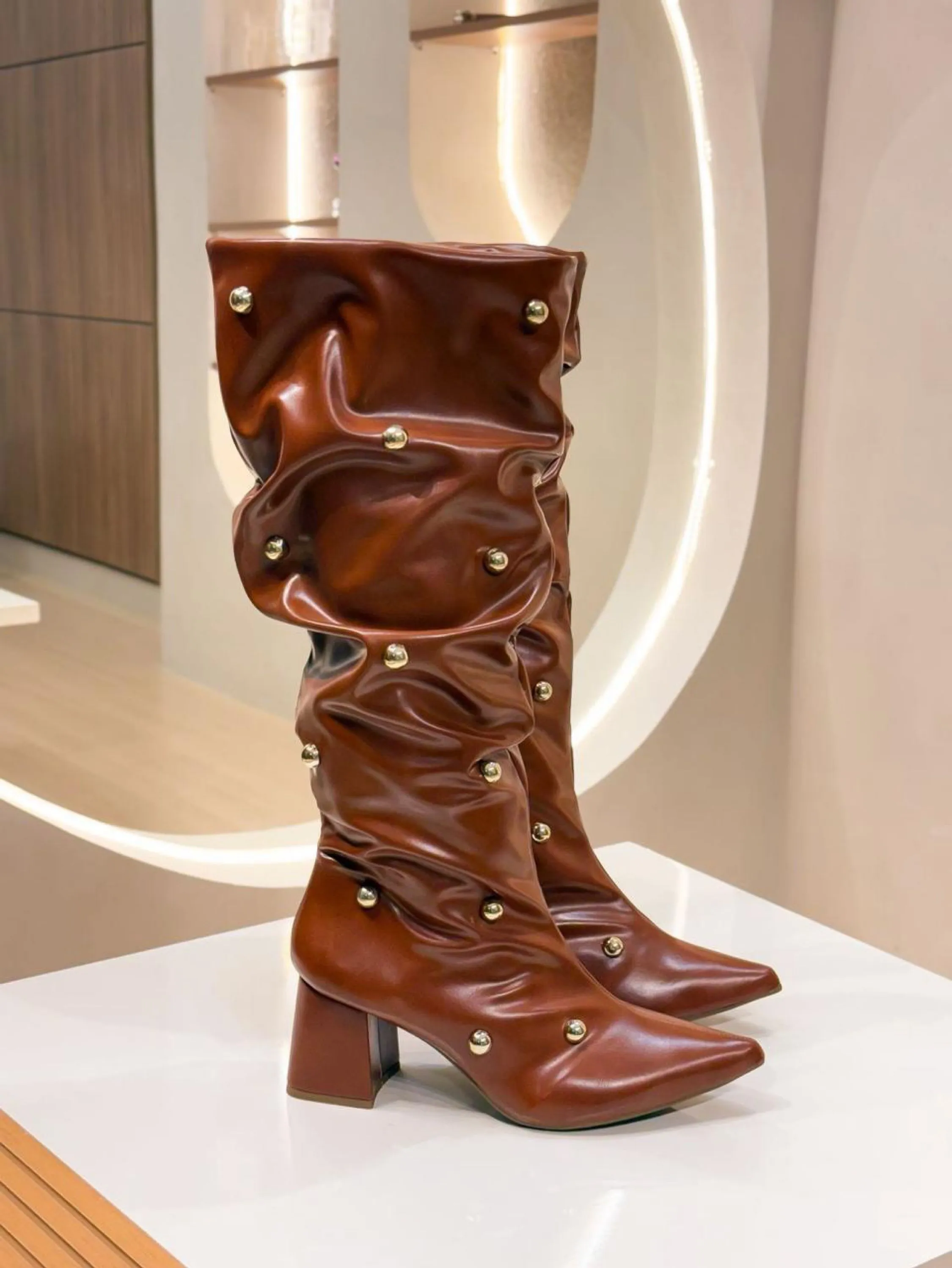 Bota Cano Médio Drapeada com Aplicacōes 560-560-54