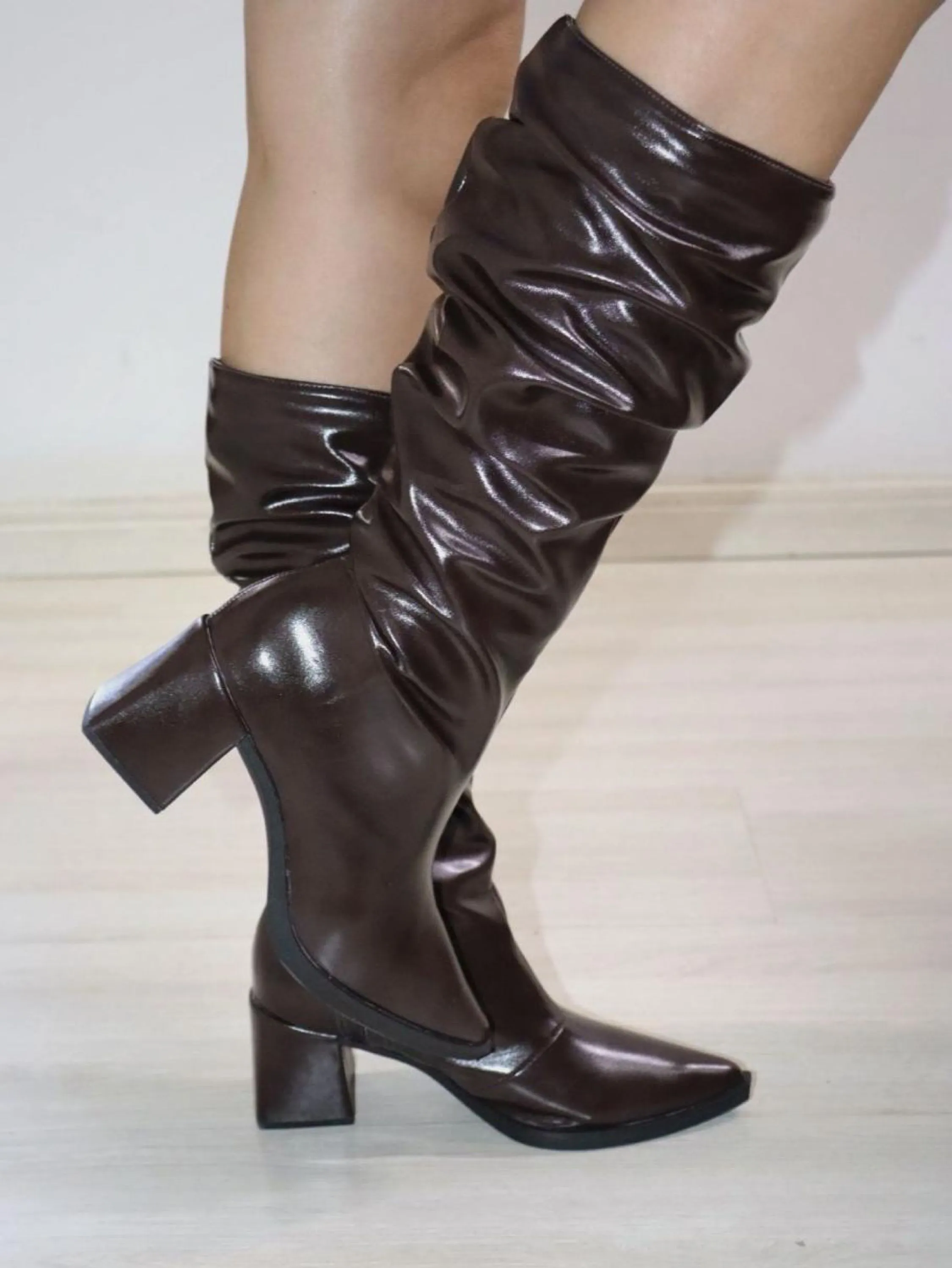Bota Cano Médio Drapeada Salto Triângulo BT876-01