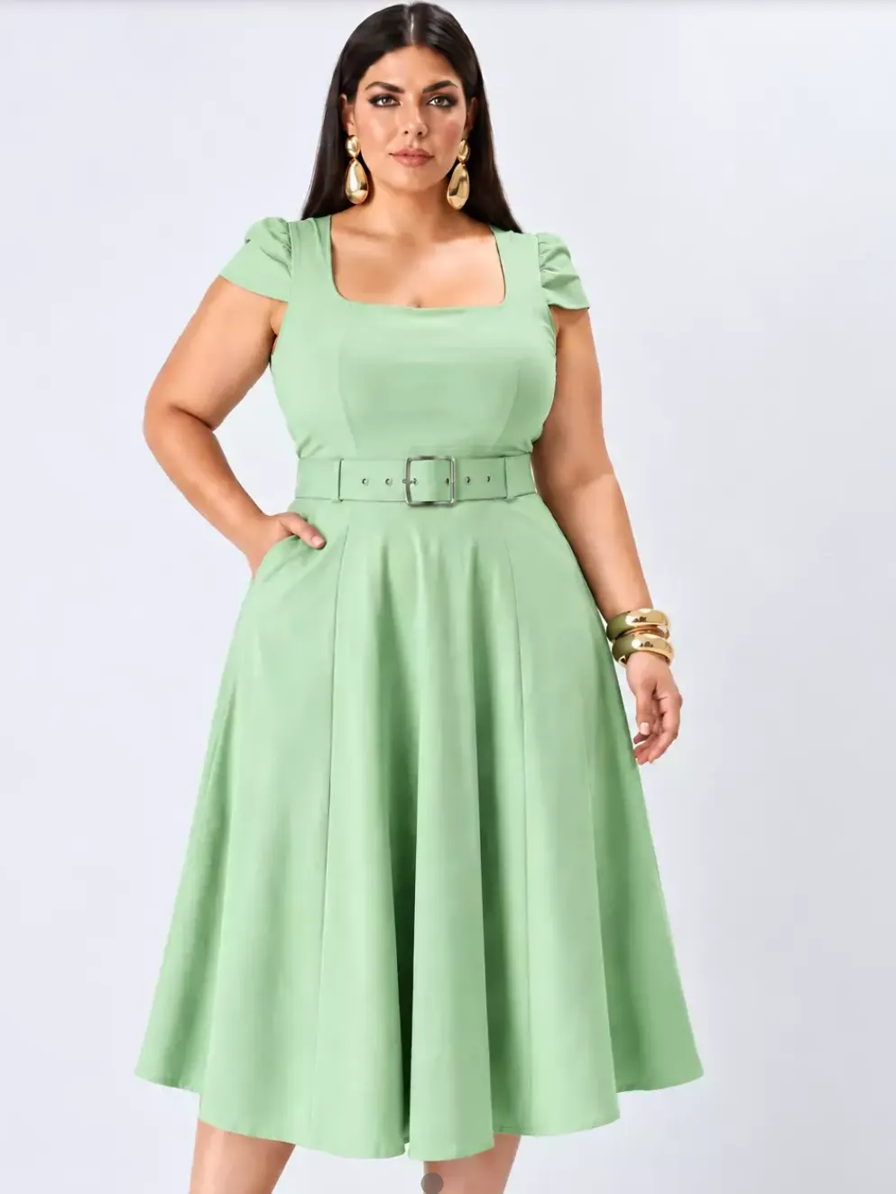Vestido plus size com cinto