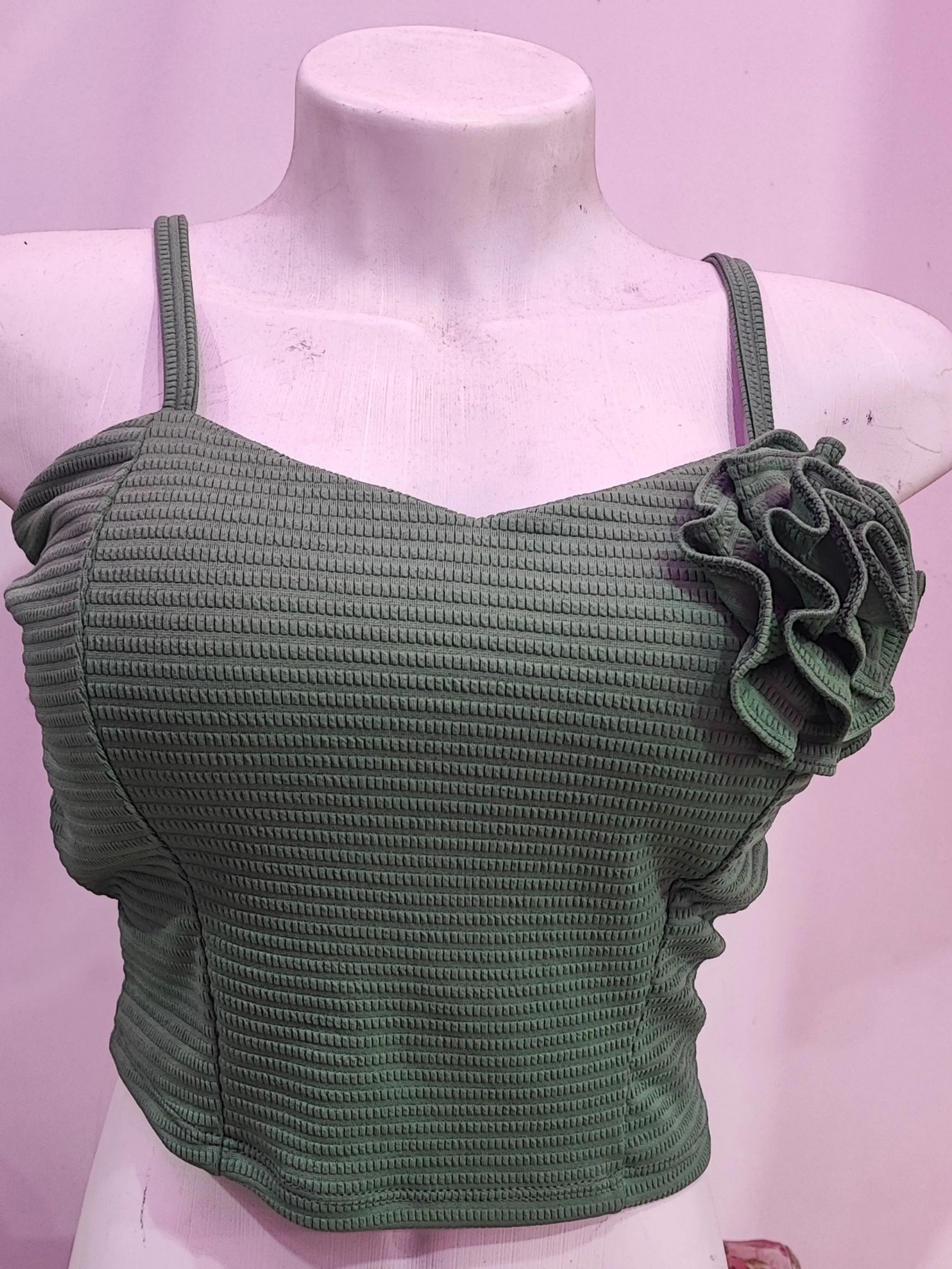 Cropped alça e detalhes de flor